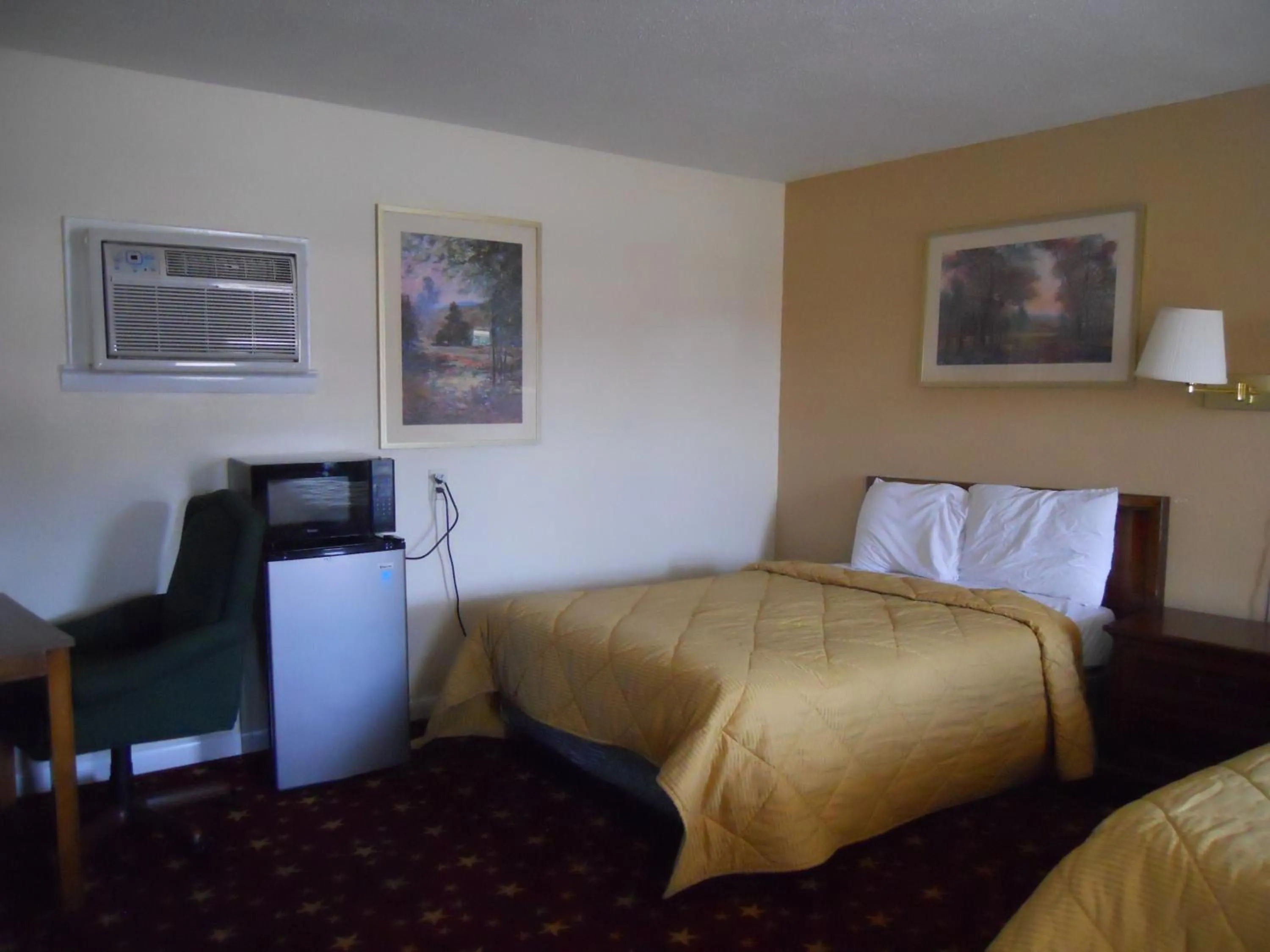 Bedroom in Cascades Motel - Chattanooga