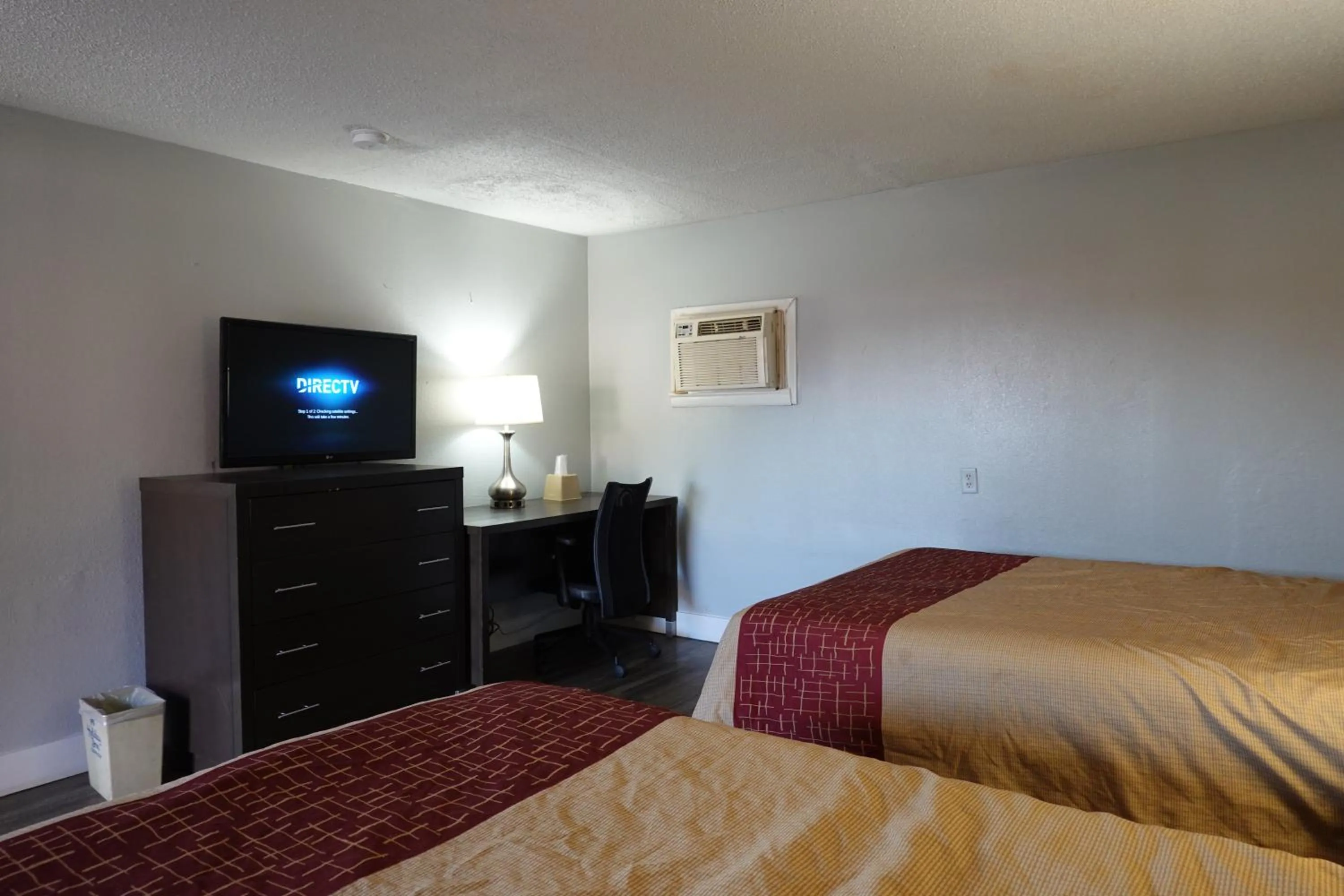 Bed in Cascades Motel - Chattanooga