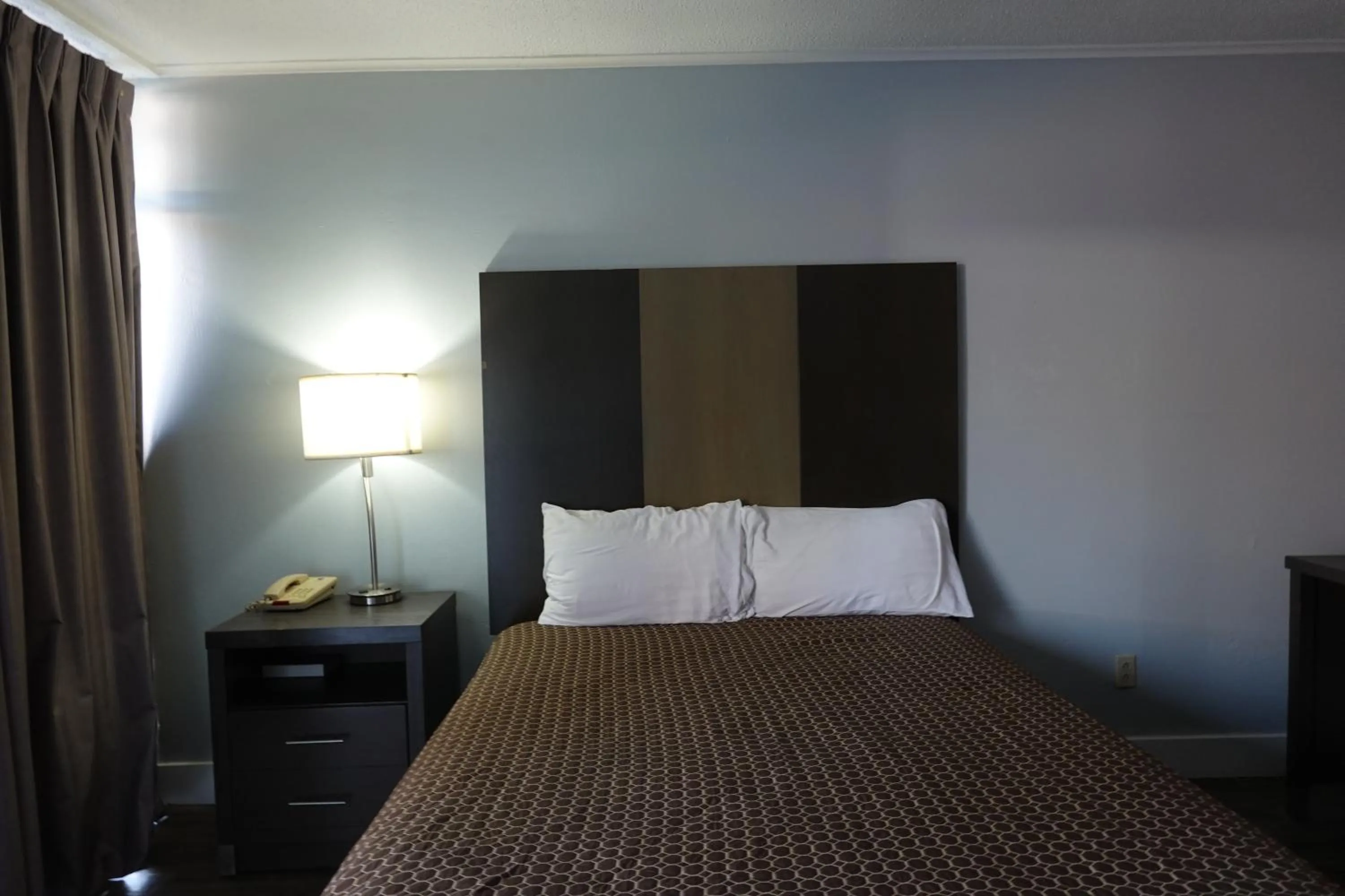 Bed in Cascades Motel - Chattanooga