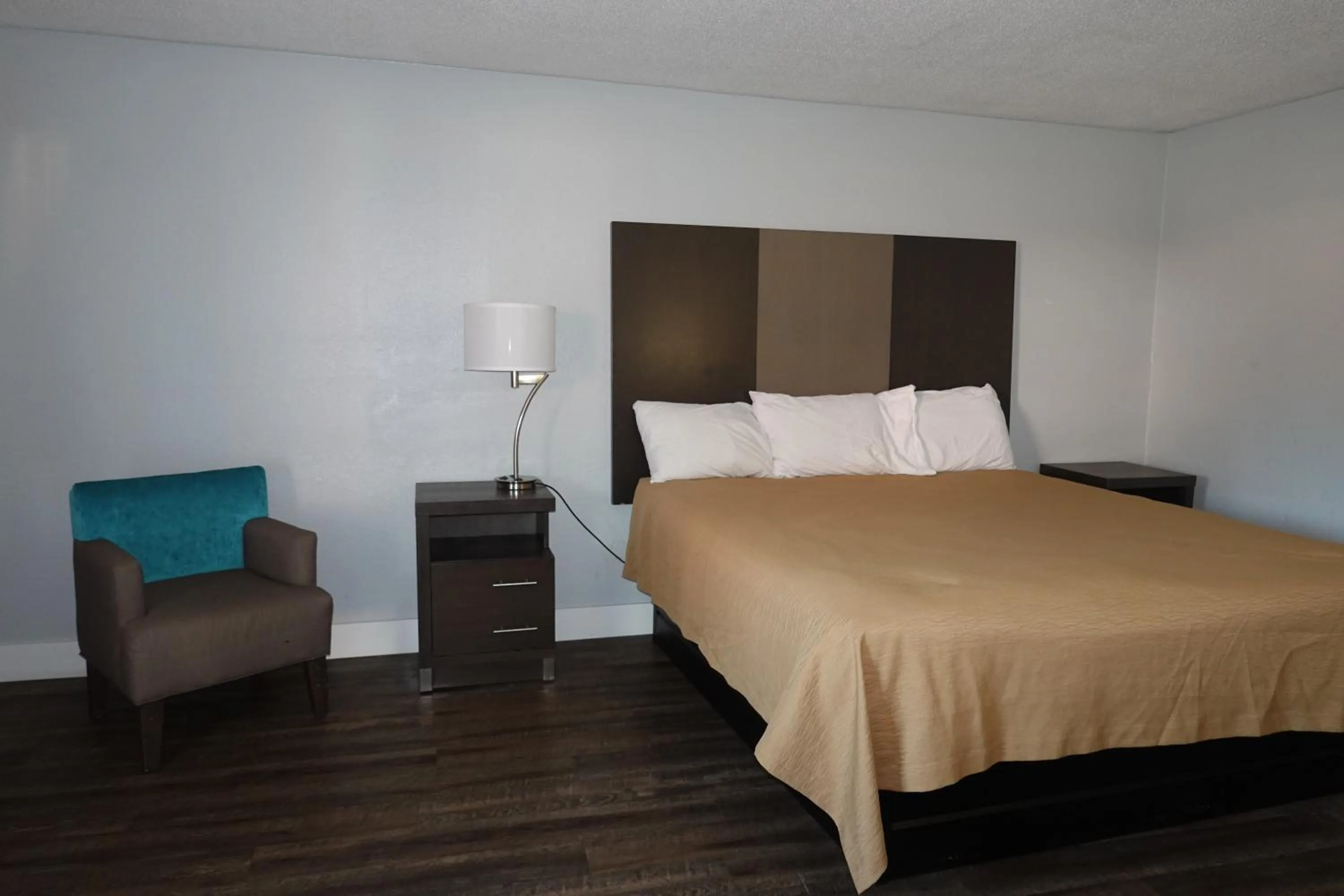 Bed in Cascades Motel - Chattanooga