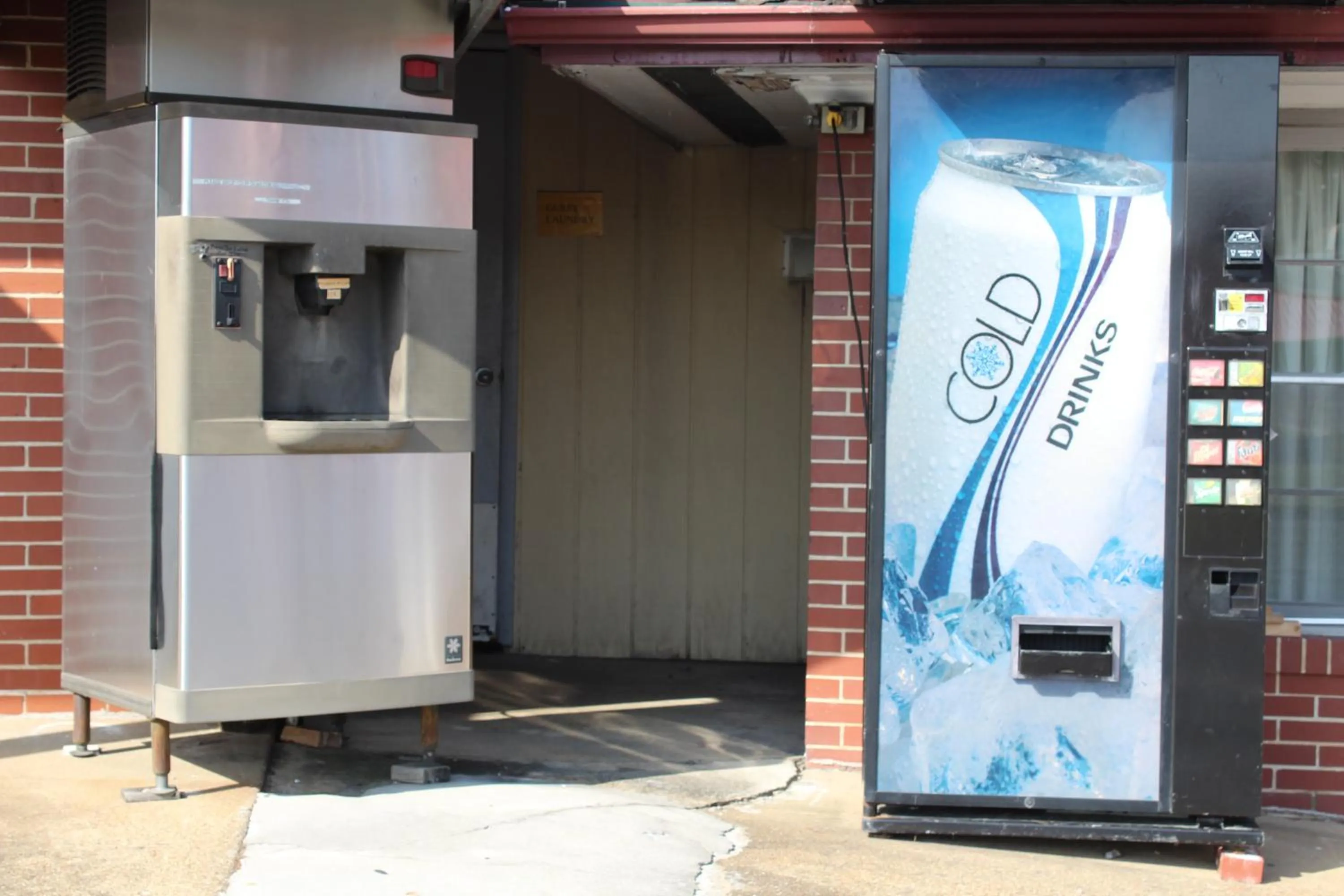 Drinks in Cascades Motel - Chattanooga