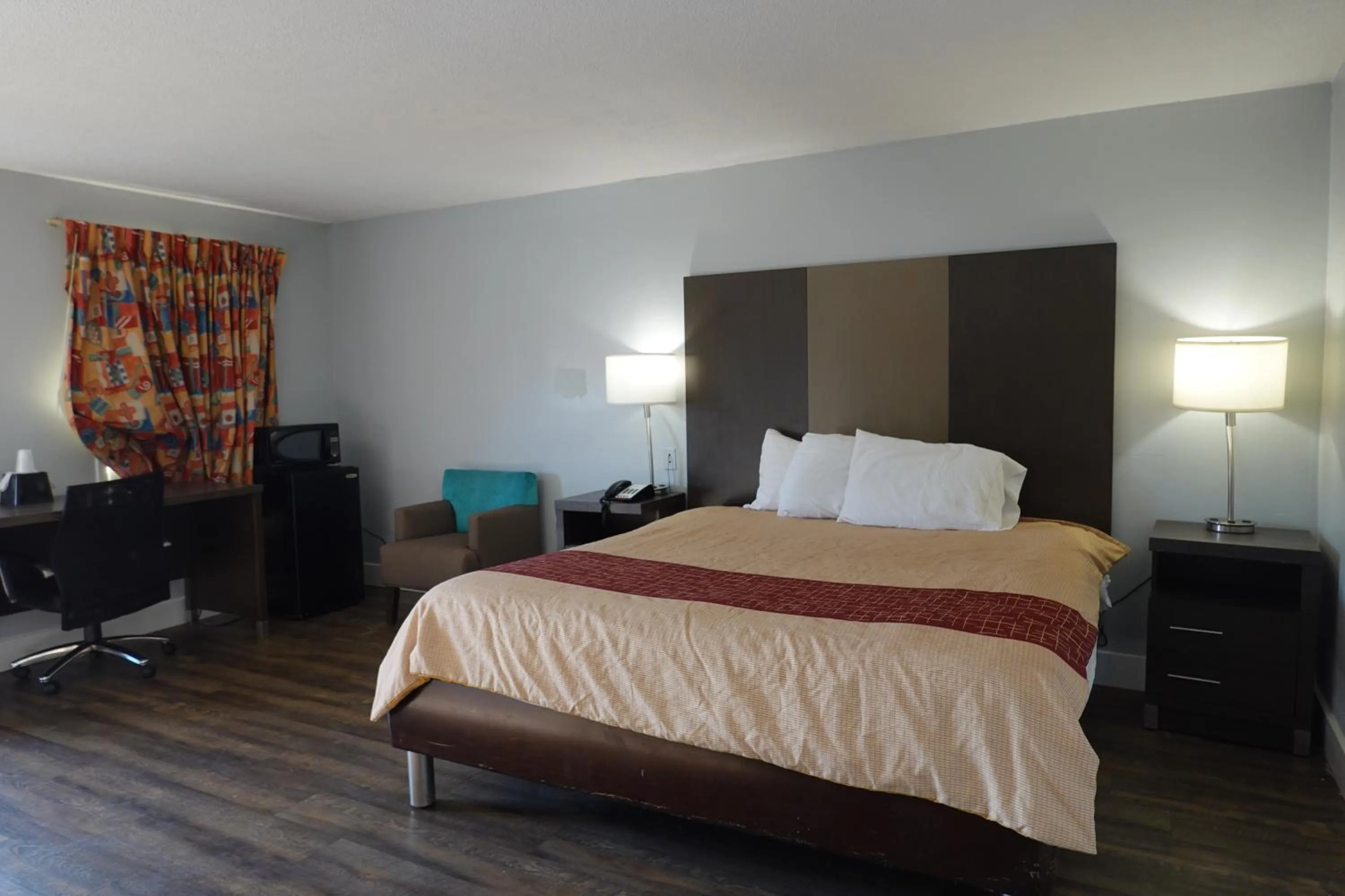 Bed in Cascades Motel - Chattanooga