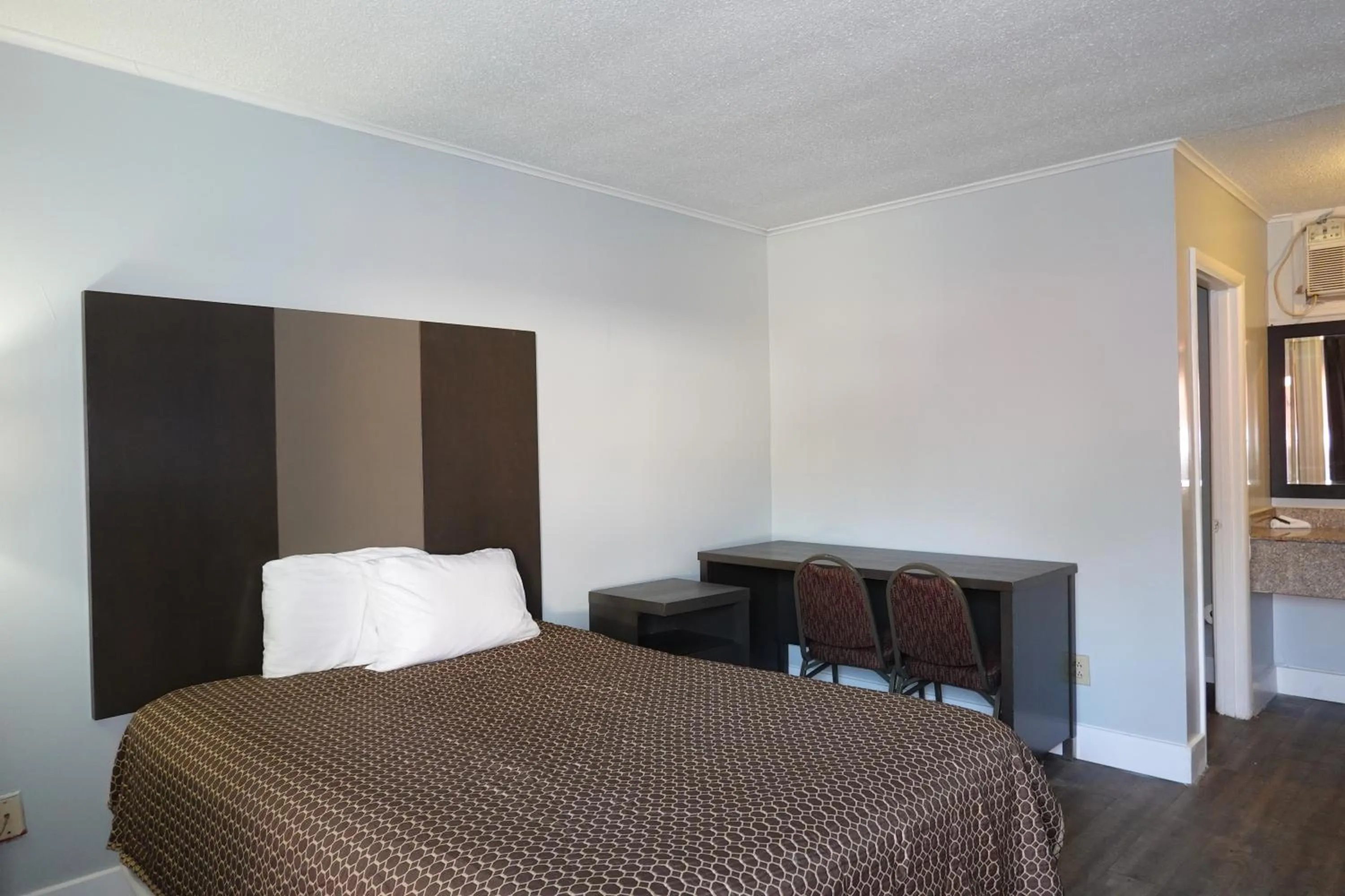 Bed in Cascades Motel - Chattanooga