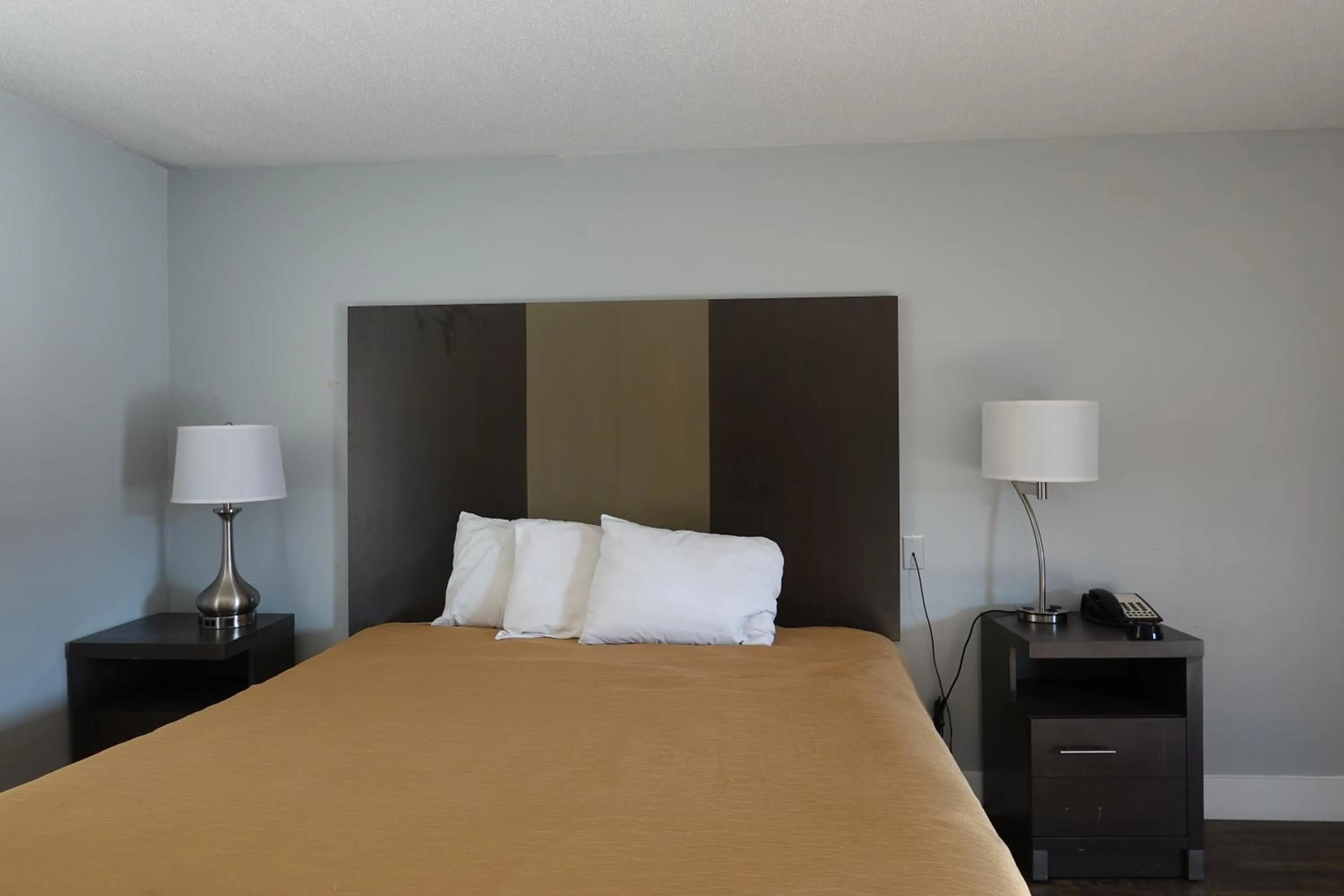 Bed in Cascades Motel - Chattanooga