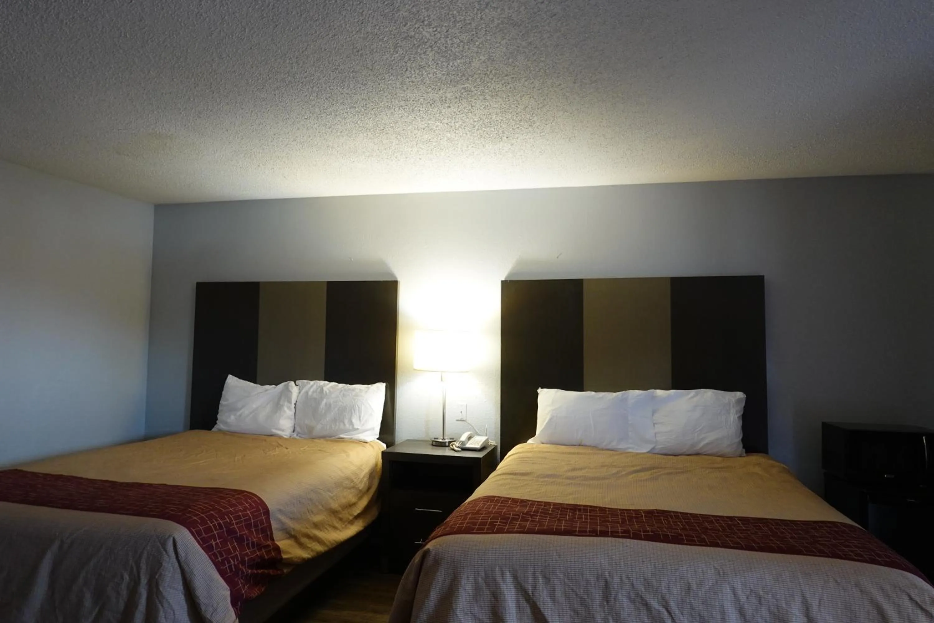 Bed in Cascades Motel - Chattanooga