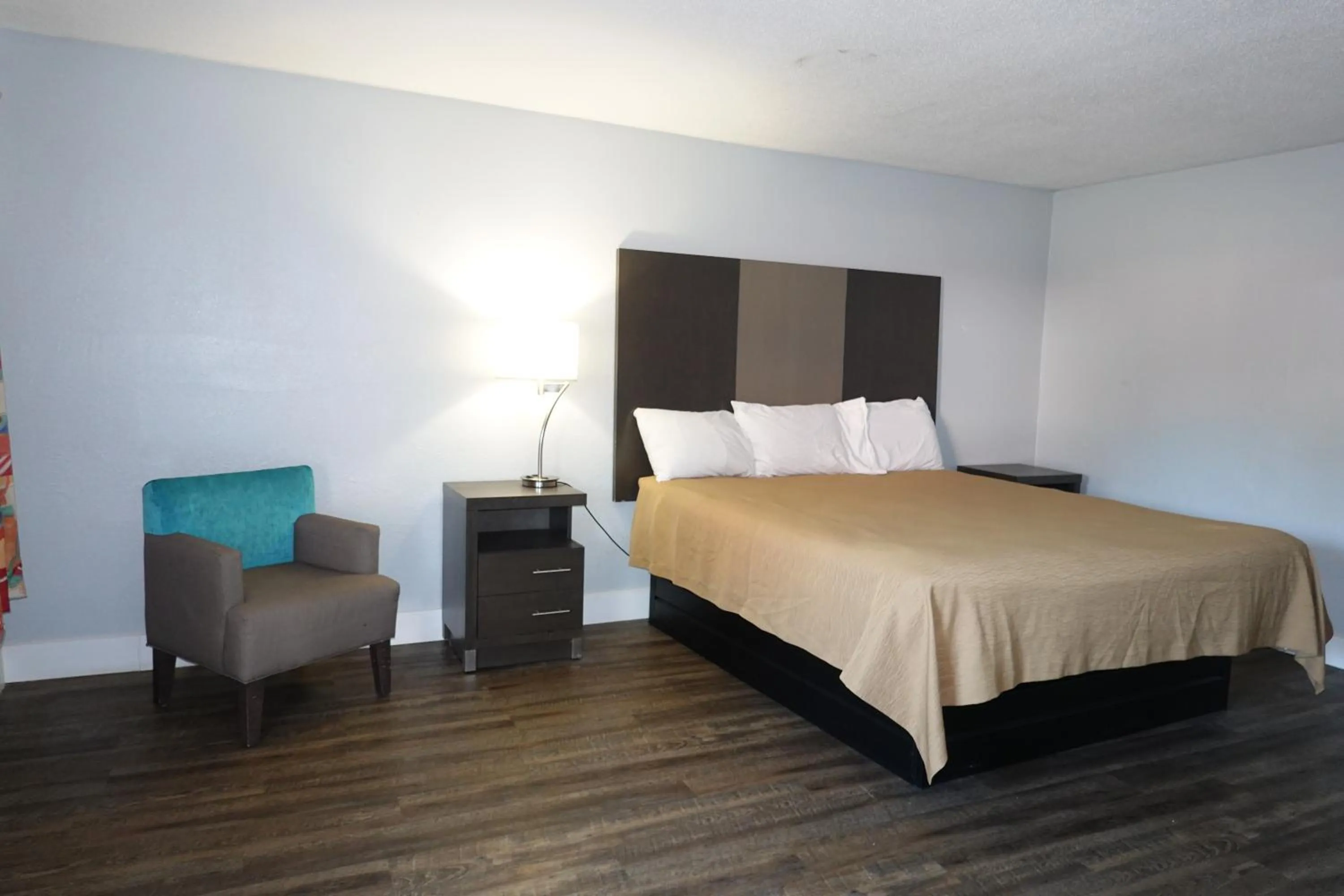 Bed in Cascades Motel - Chattanooga