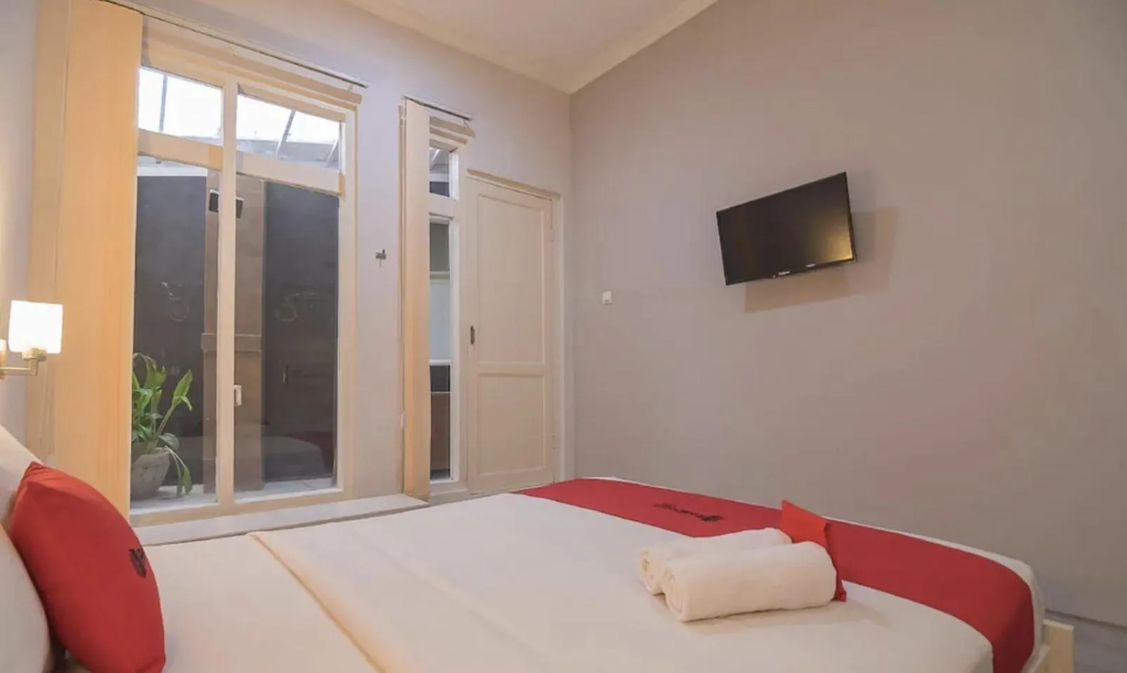 Bedroom, Bed in RedDoorz near UPI Setiabudi 2