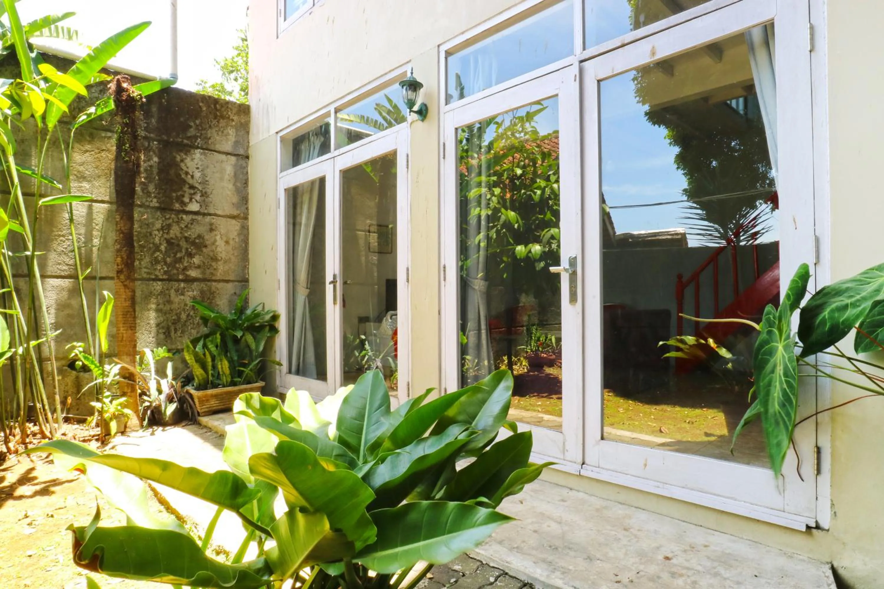 Facade/entrance in RedDoorz near UPI Setiabudi 2