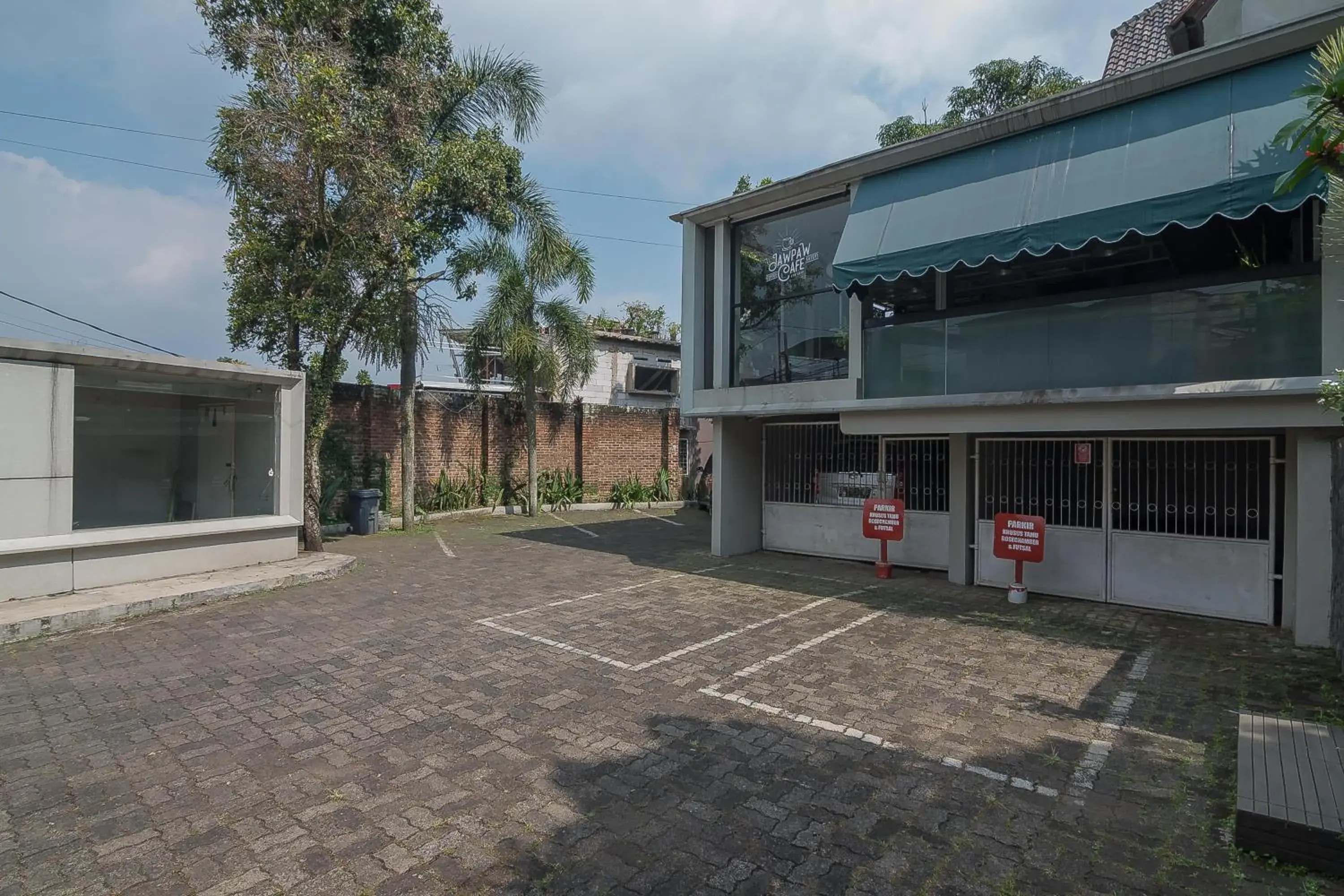 Facade/entrance in RedDoorz near UPI Setiabudi 2 Facade/entrance in RedDoorz near UPI Setiabudi 2