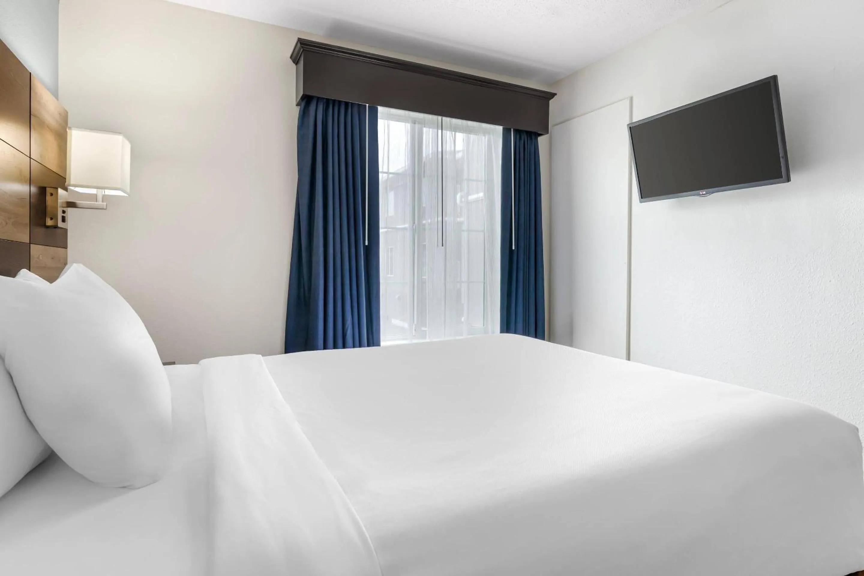 Bedroom, Bed in MainStay Suites Madison Airport