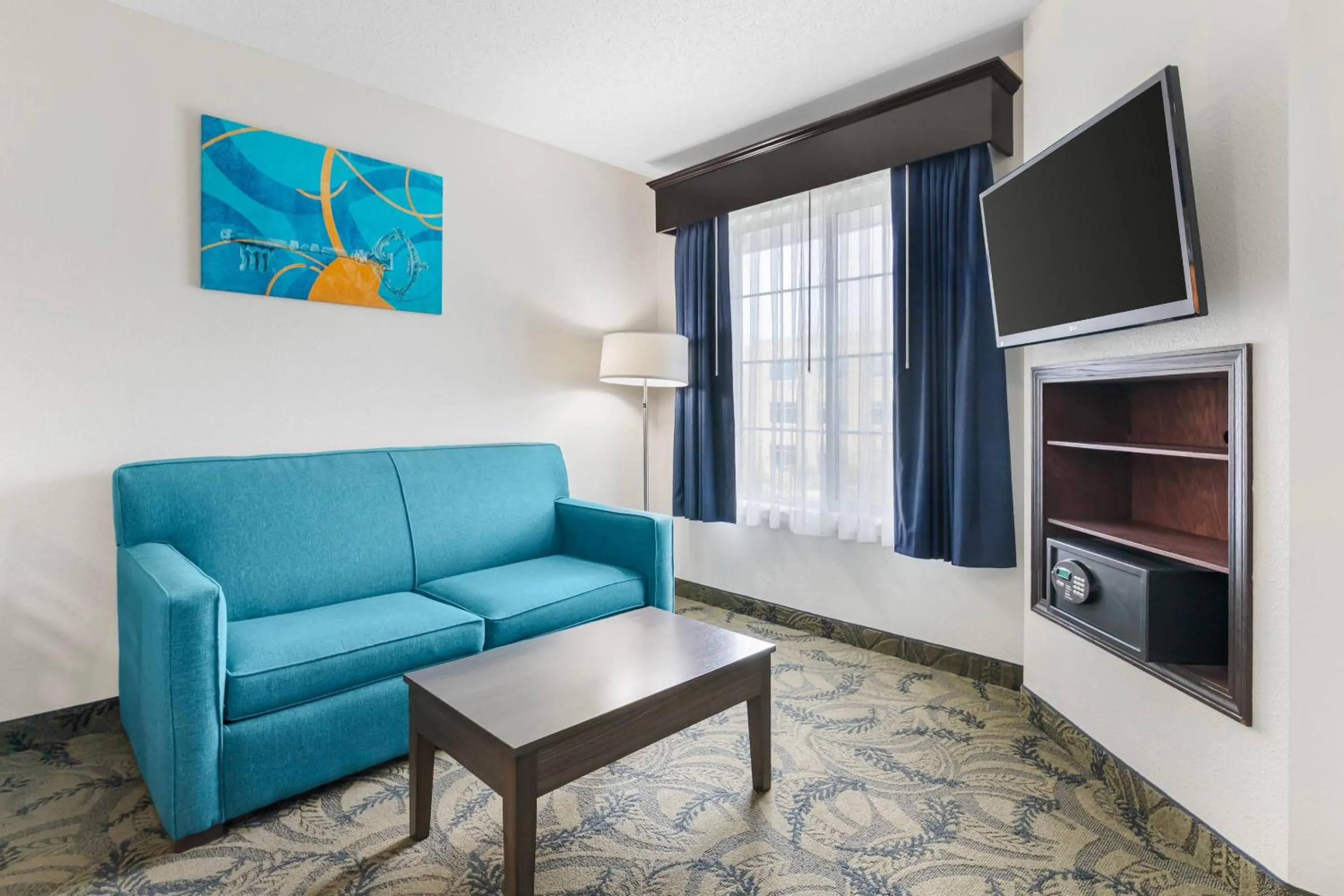 Living room in MainStay Suites Madison Airport
