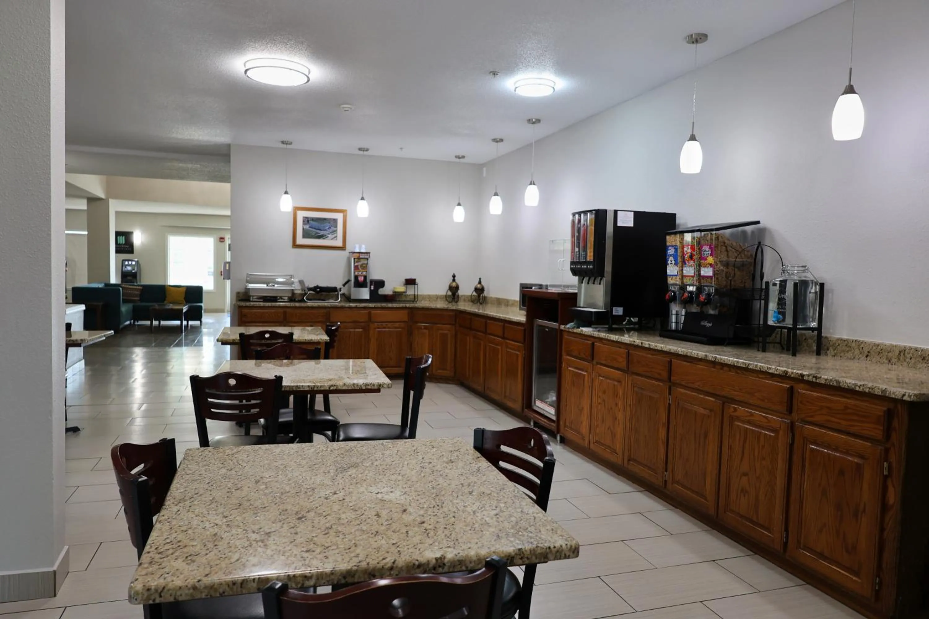 Coffee/tea facilities in MainStay Suites Madison Airport