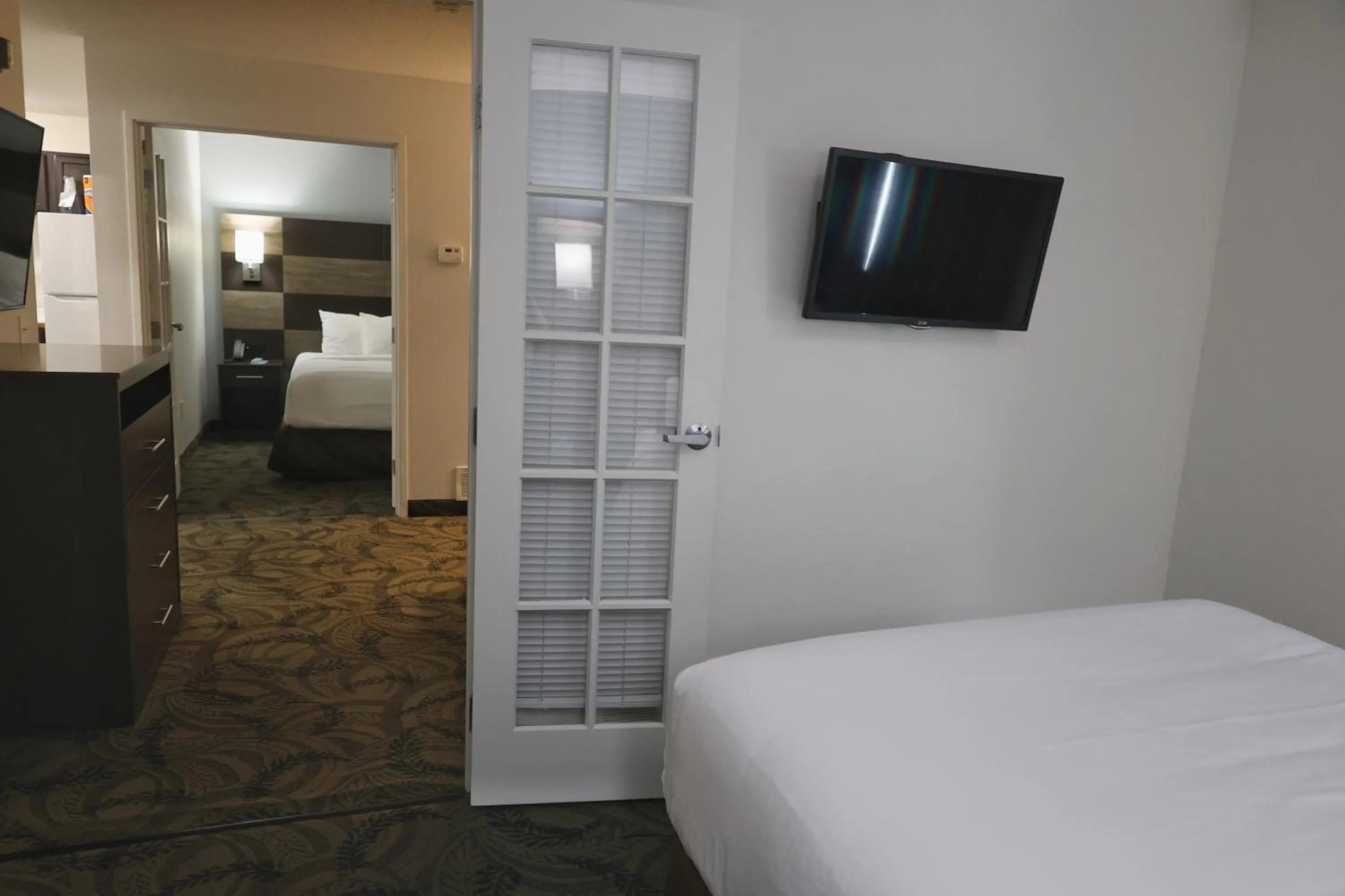 Living room, Bed in MainStay Suites Madison Airport