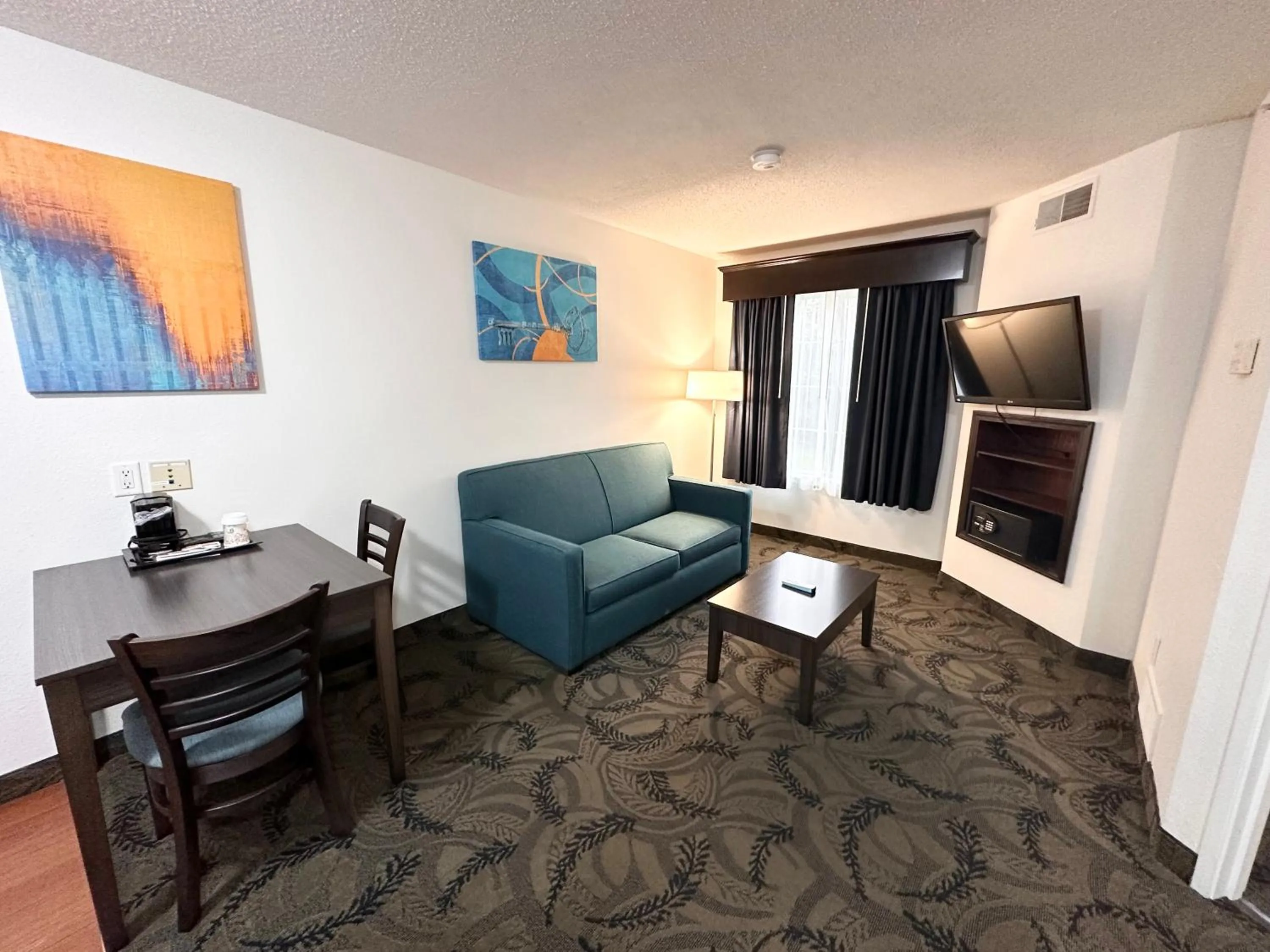 Living room in MainStay Suites Madison Airport