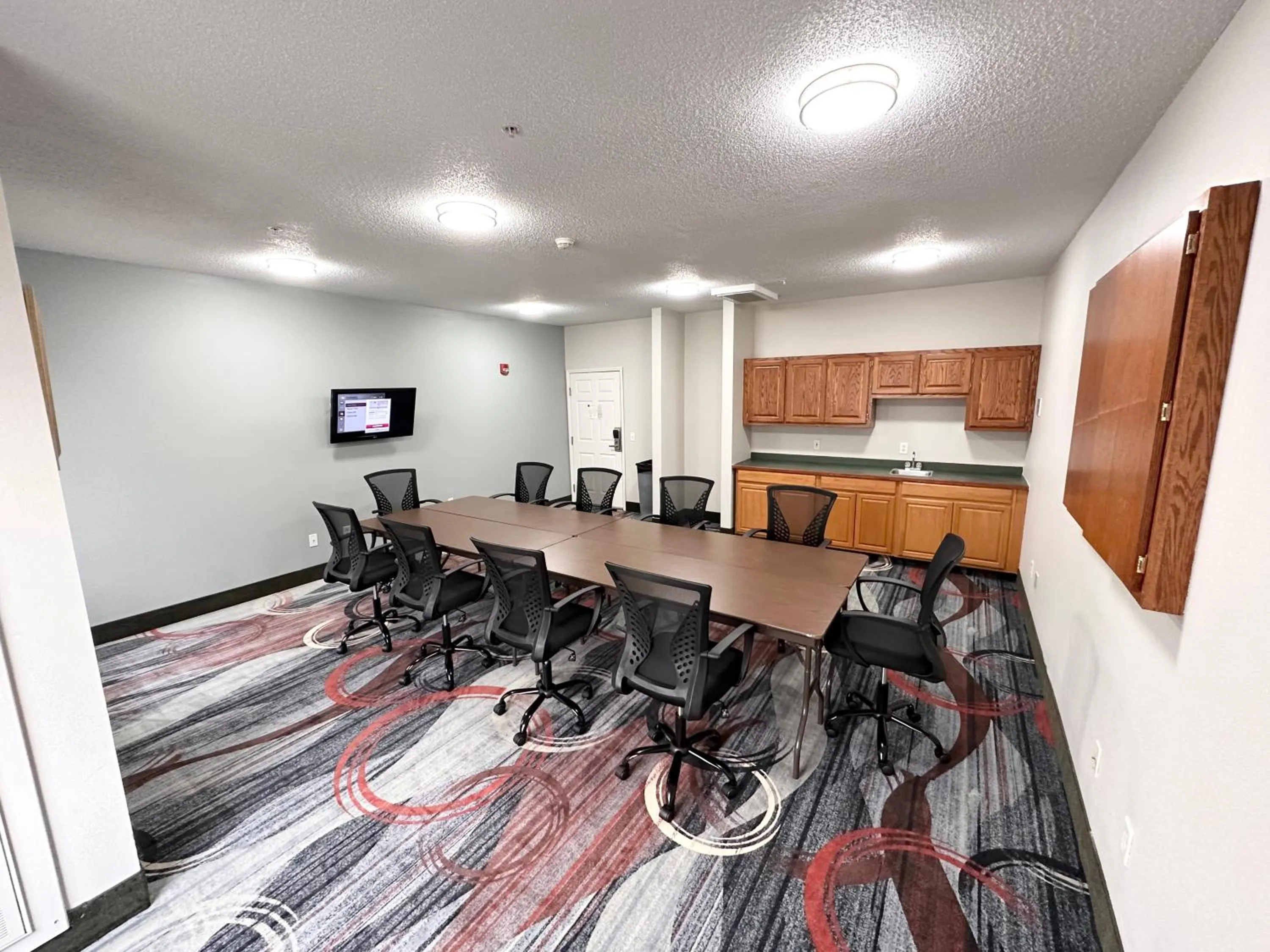 TV and multimedia in MainStay Suites Madison Airport