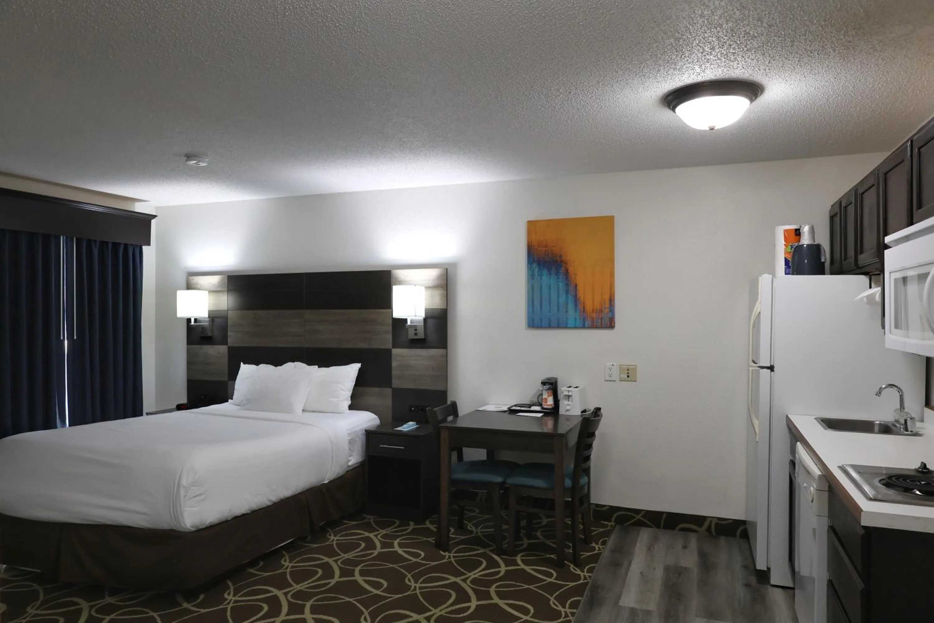 Bed in MainStay Suites Madison Airport