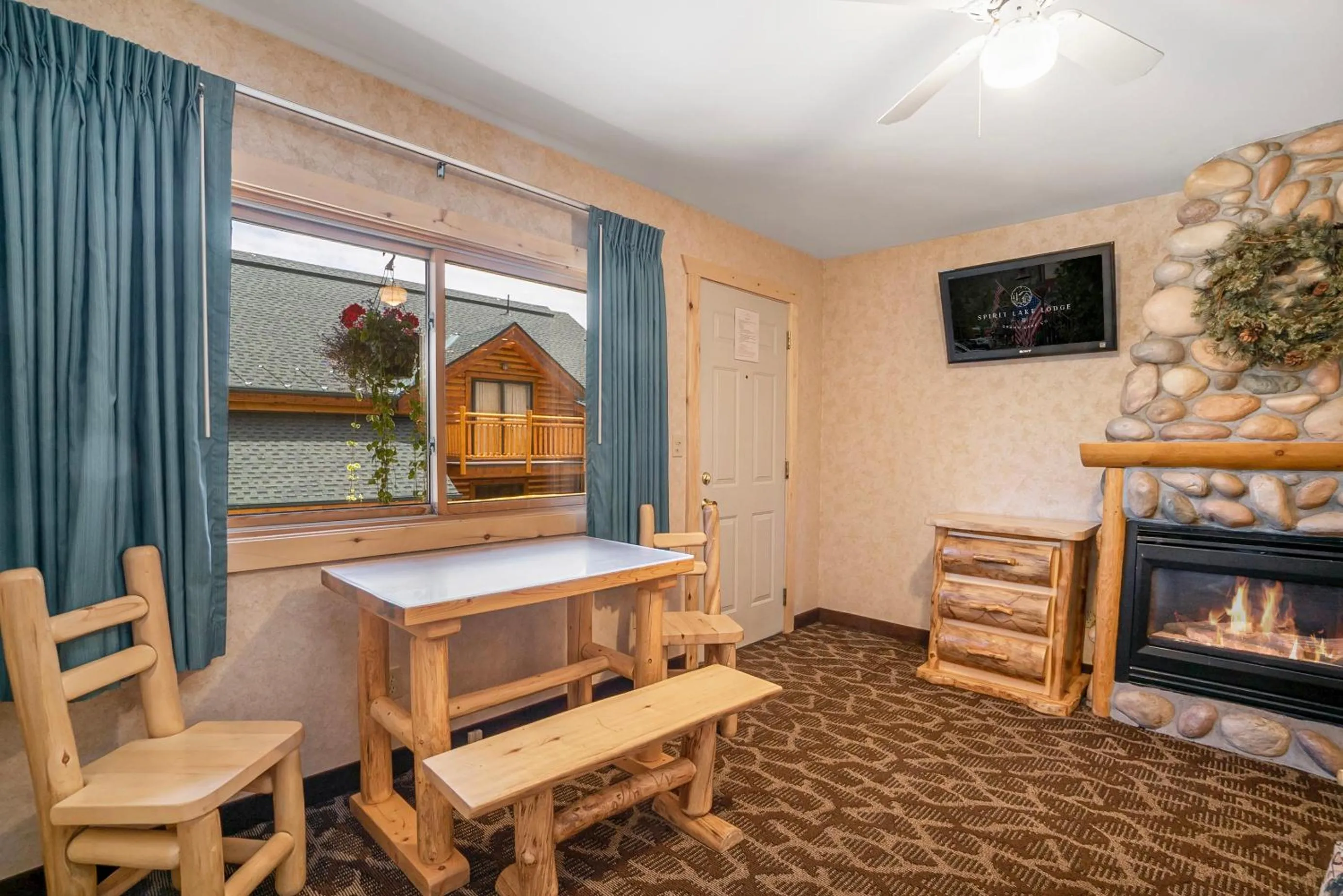 Living room in Spirit Lake Lodge