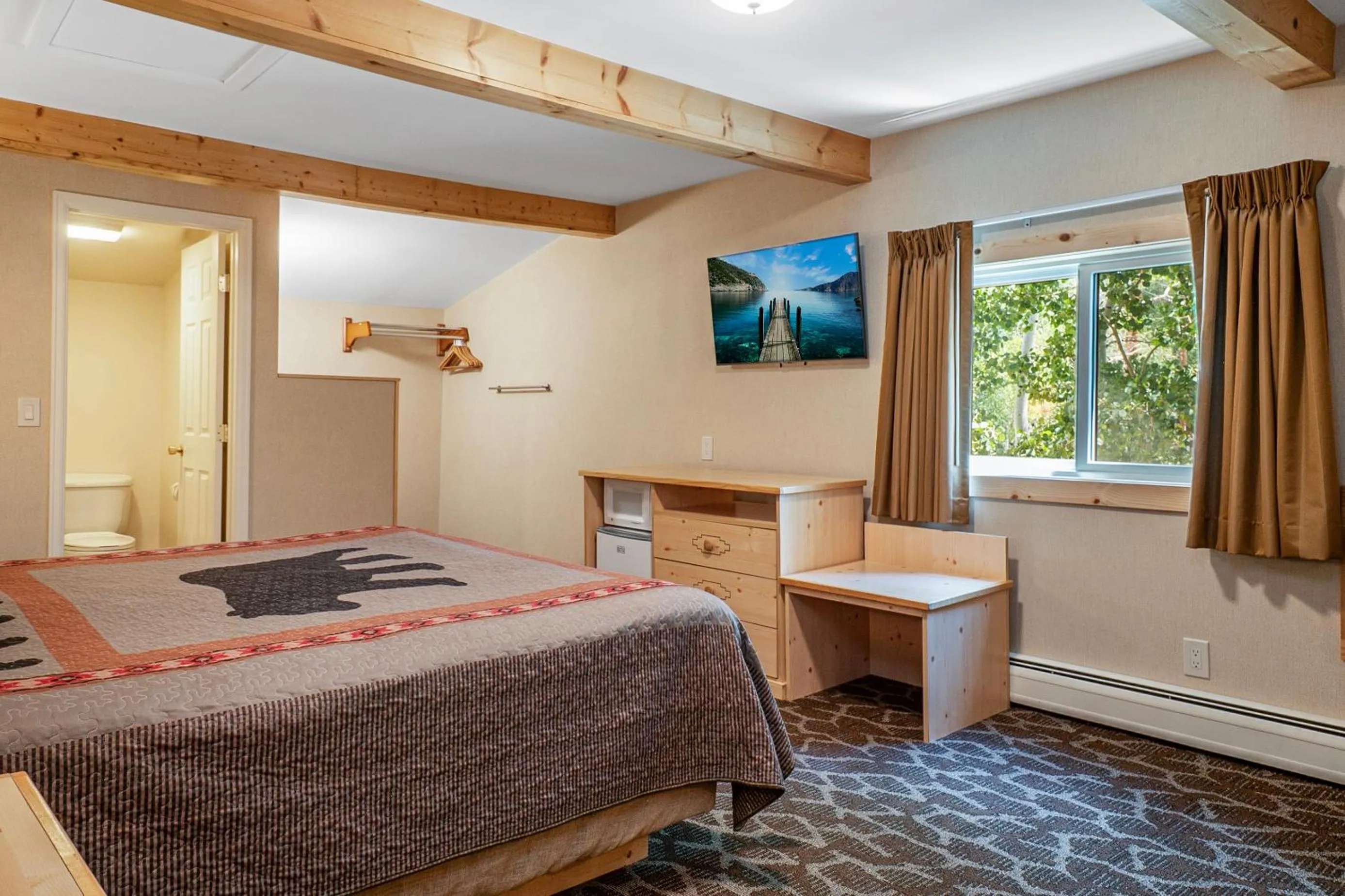 Photo of the whole room, Bed in Spirit Lake Lodge