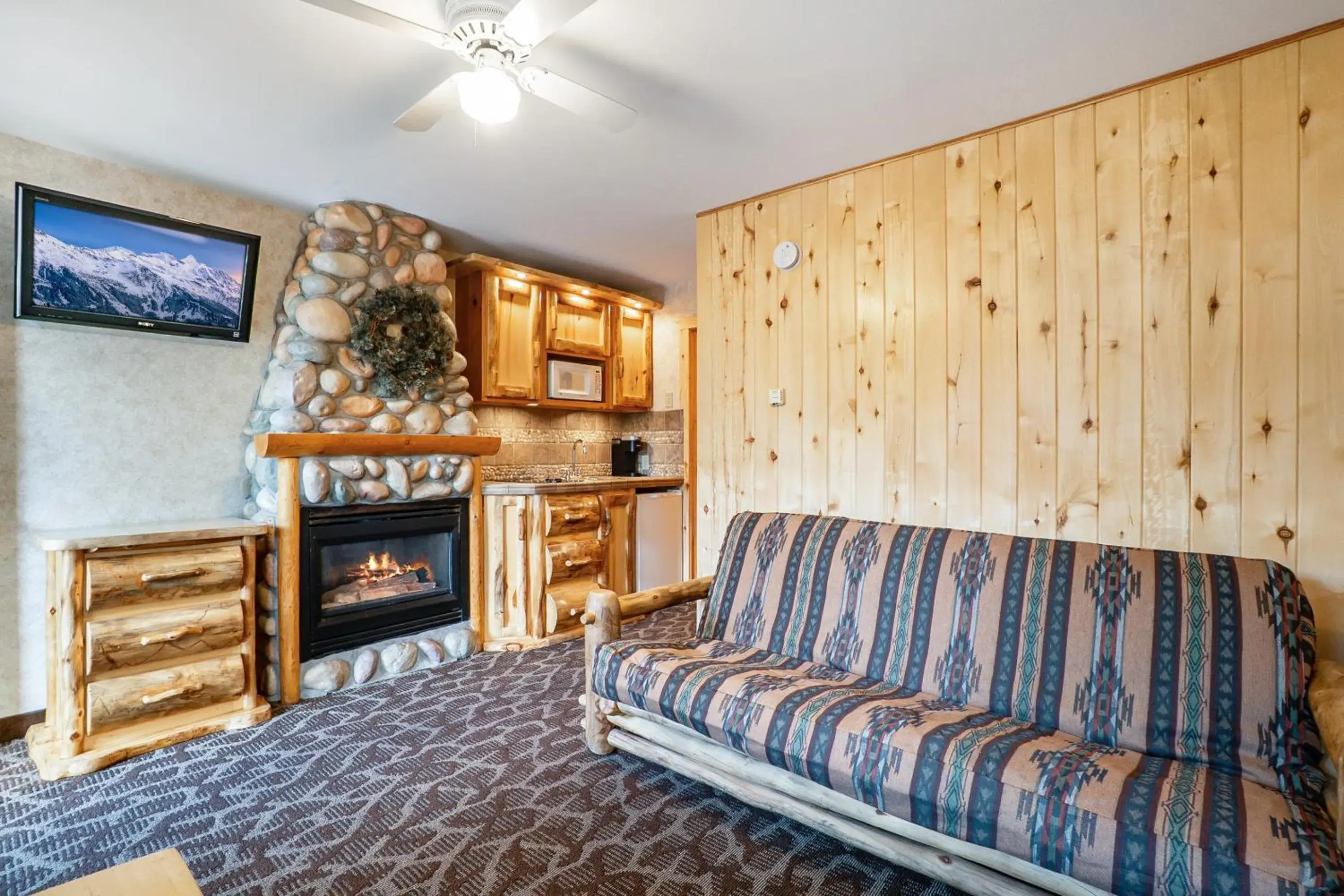 Deluxe Queen Suite in Spirit Lake Lodge Deluxe Queen Suite in Spirit Lake Lodge