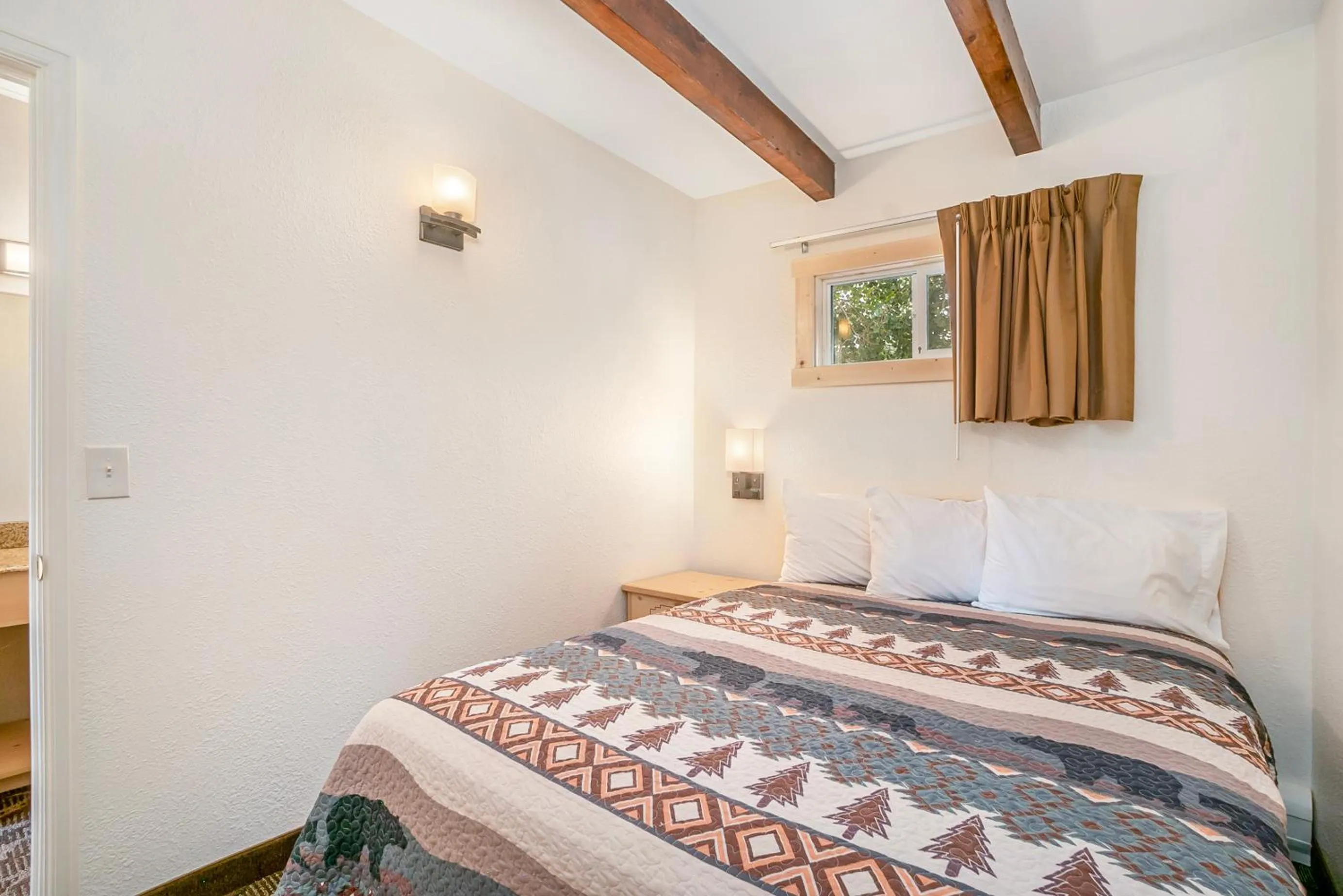 Bedroom, Bed in Spirit Lake Lodge