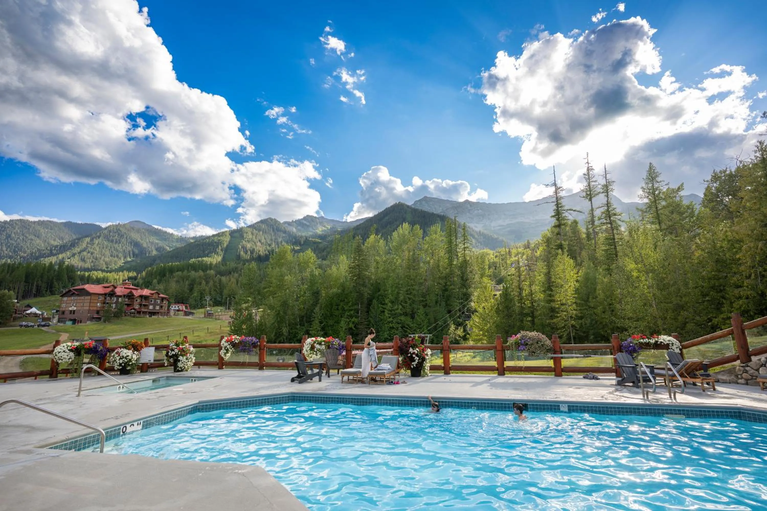 Swimming pool in Lizard Creek Lodge