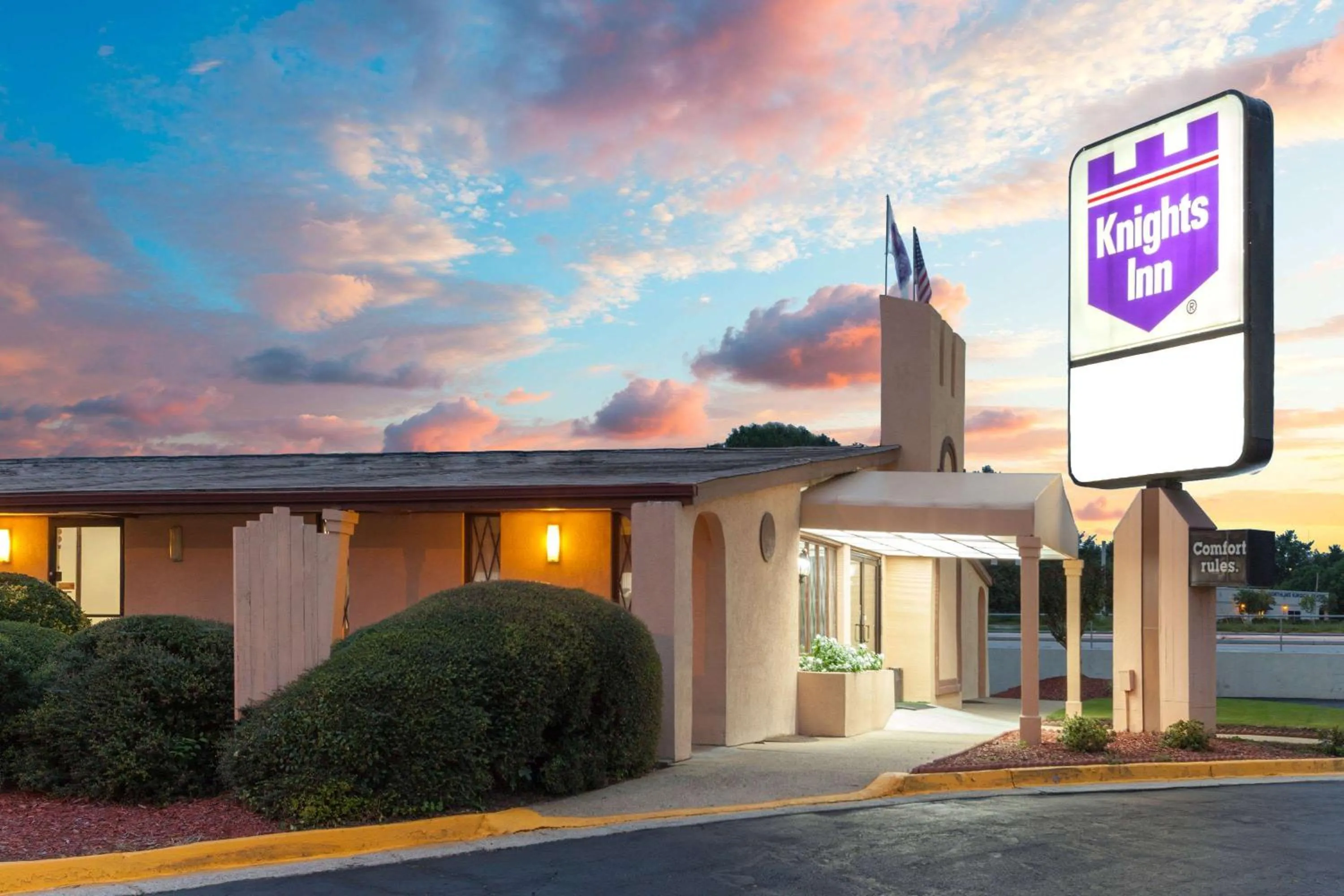 Property building in Knights Inn - Tucker