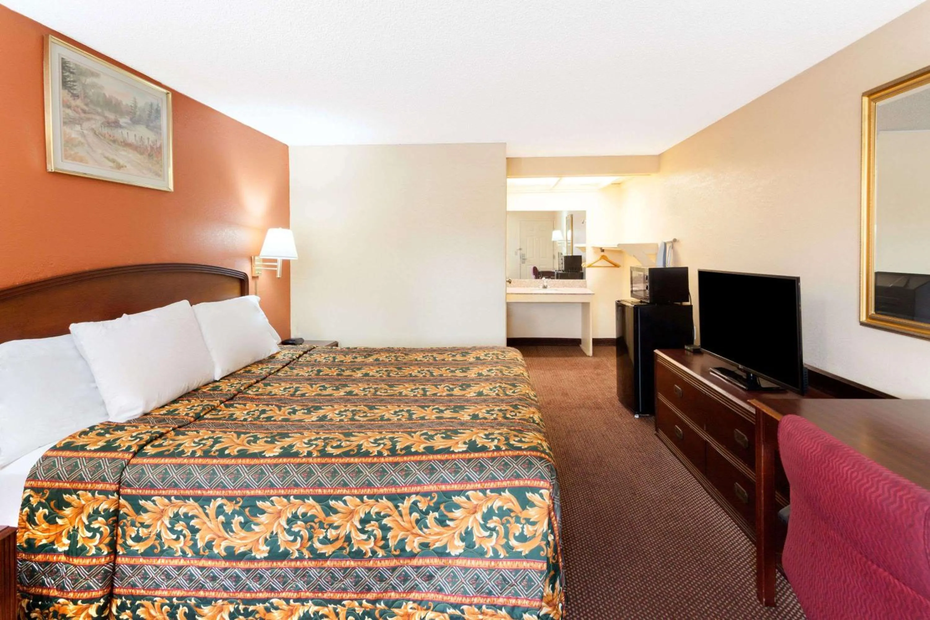 Photo of the whole room, Bed in Knights Inn - Tucker