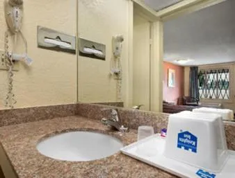 Knights Inn - Tucker