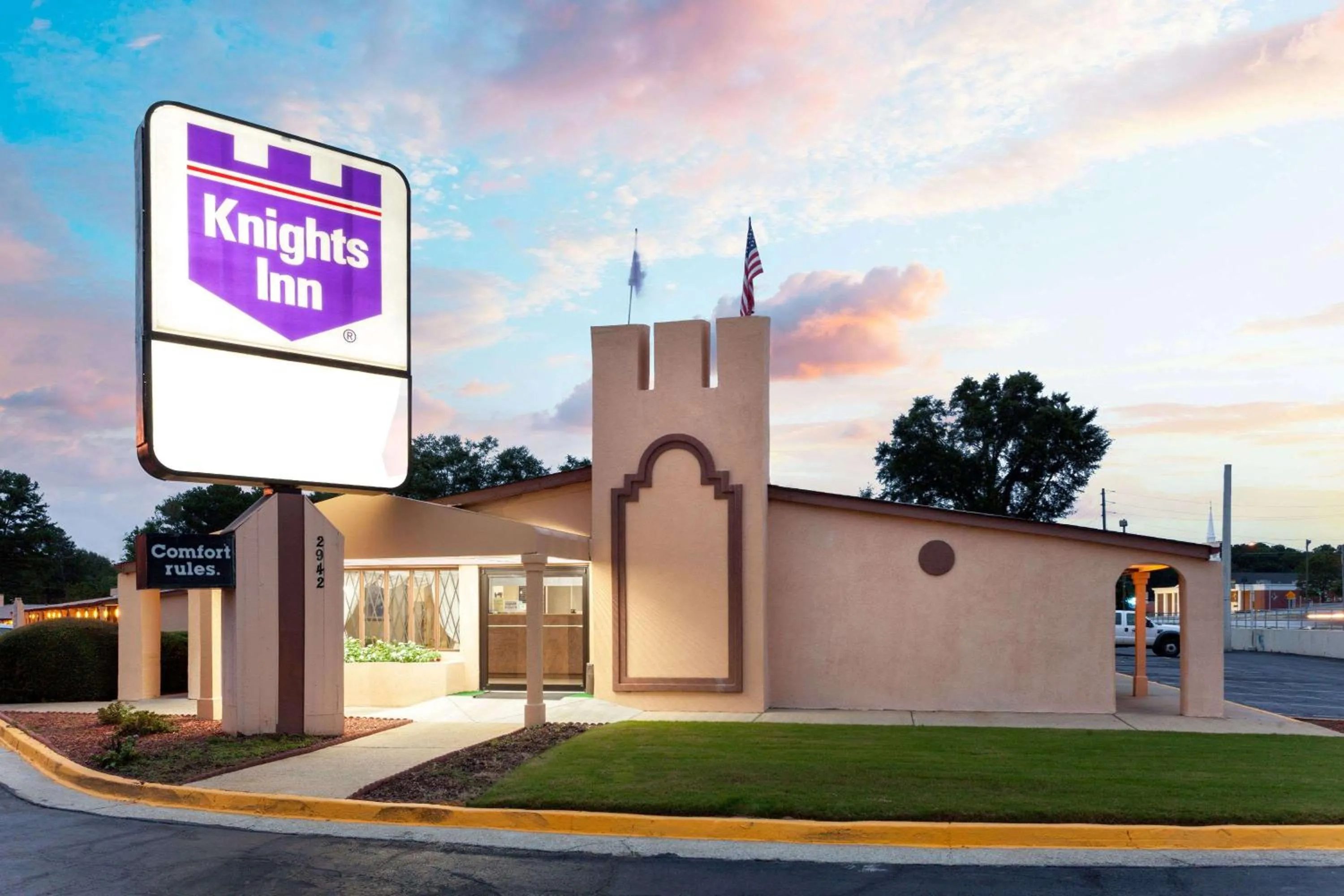 Property building in Knights Inn - Tucker