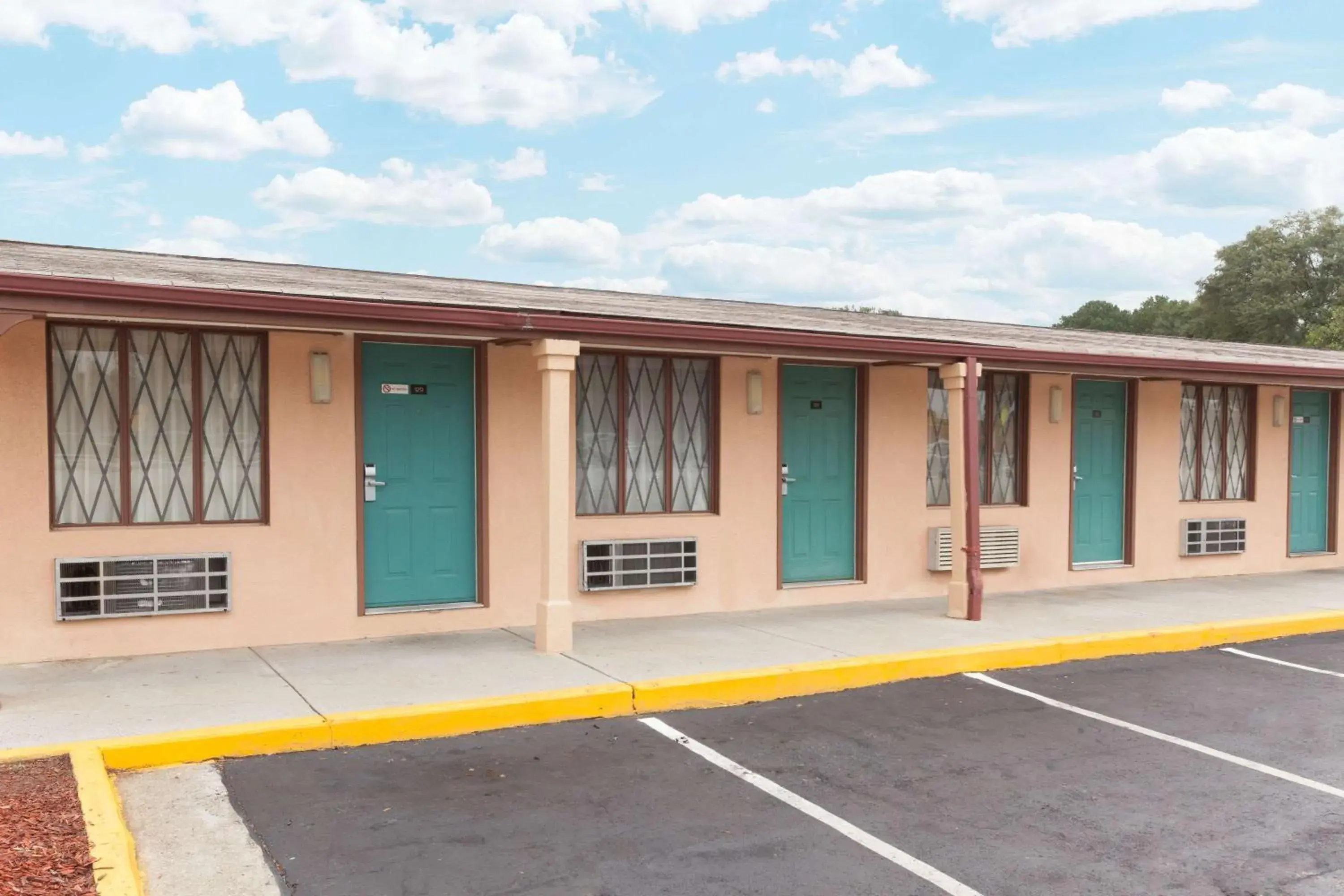 Property building in Knights Inn - Tucker Property building in Knights Inn - Tucker