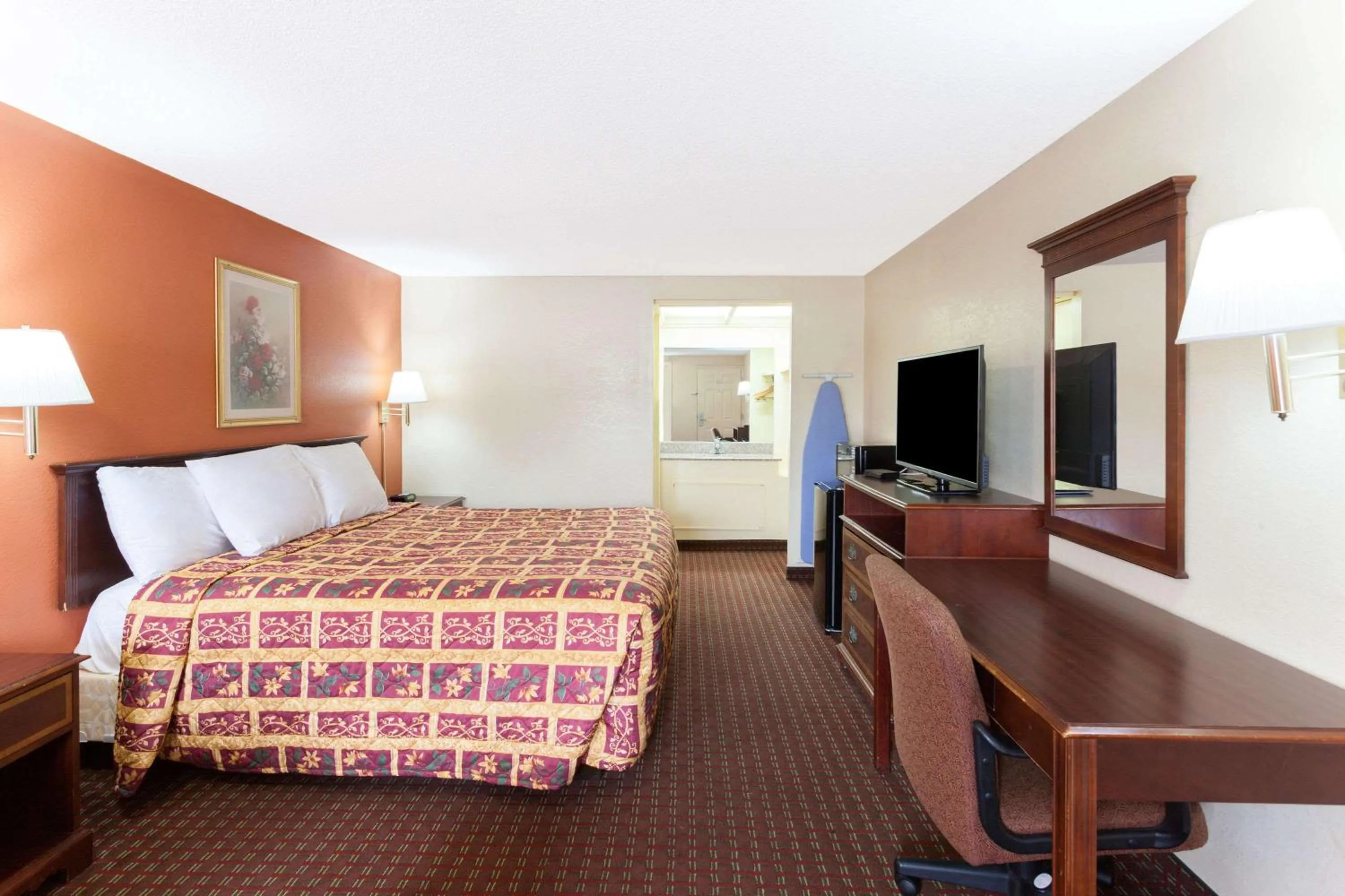 Photo of the whole room, Bed in Knights Inn - Tucker