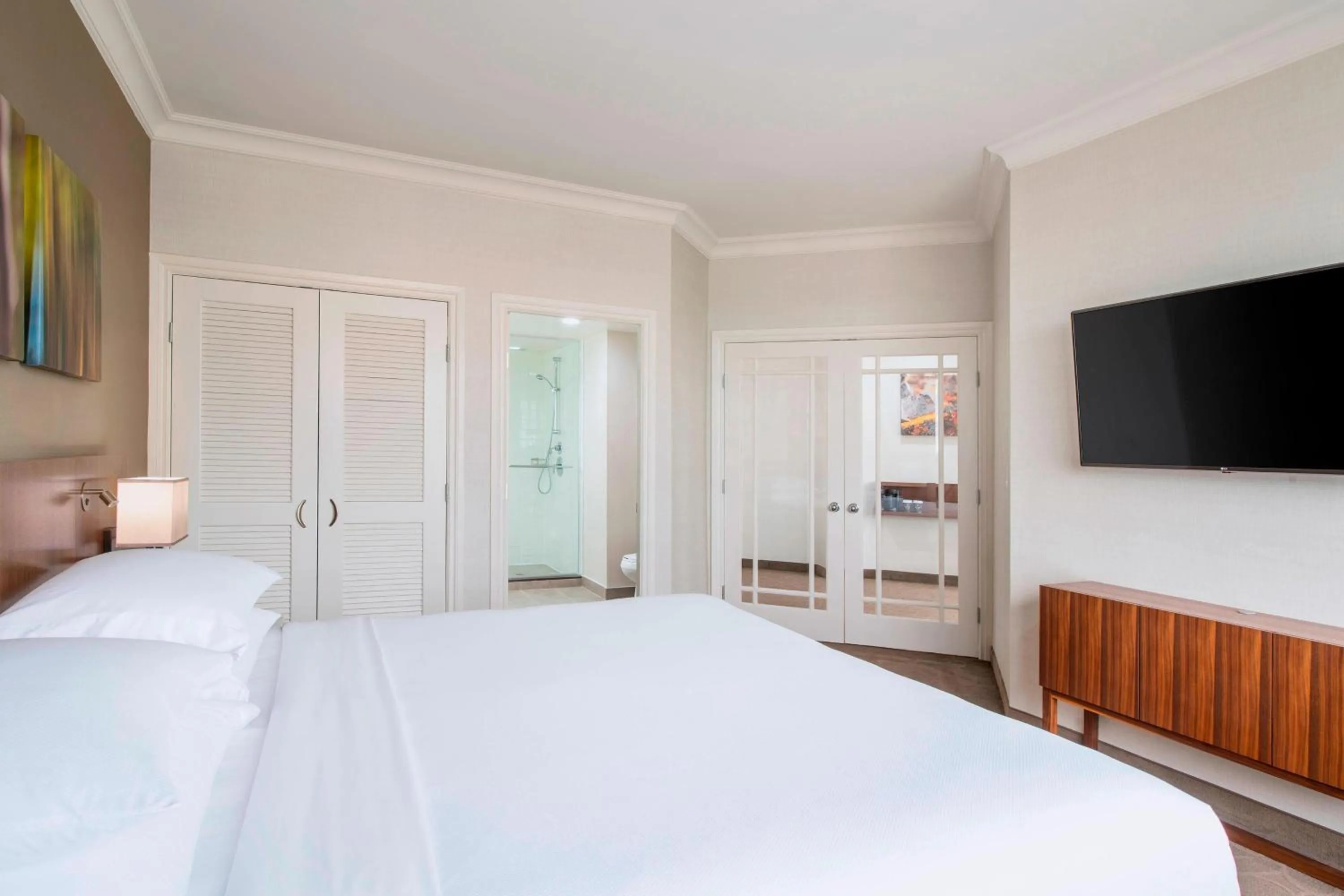 Photo of the whole room, Bed in Delta Hotels by Marriott Regina