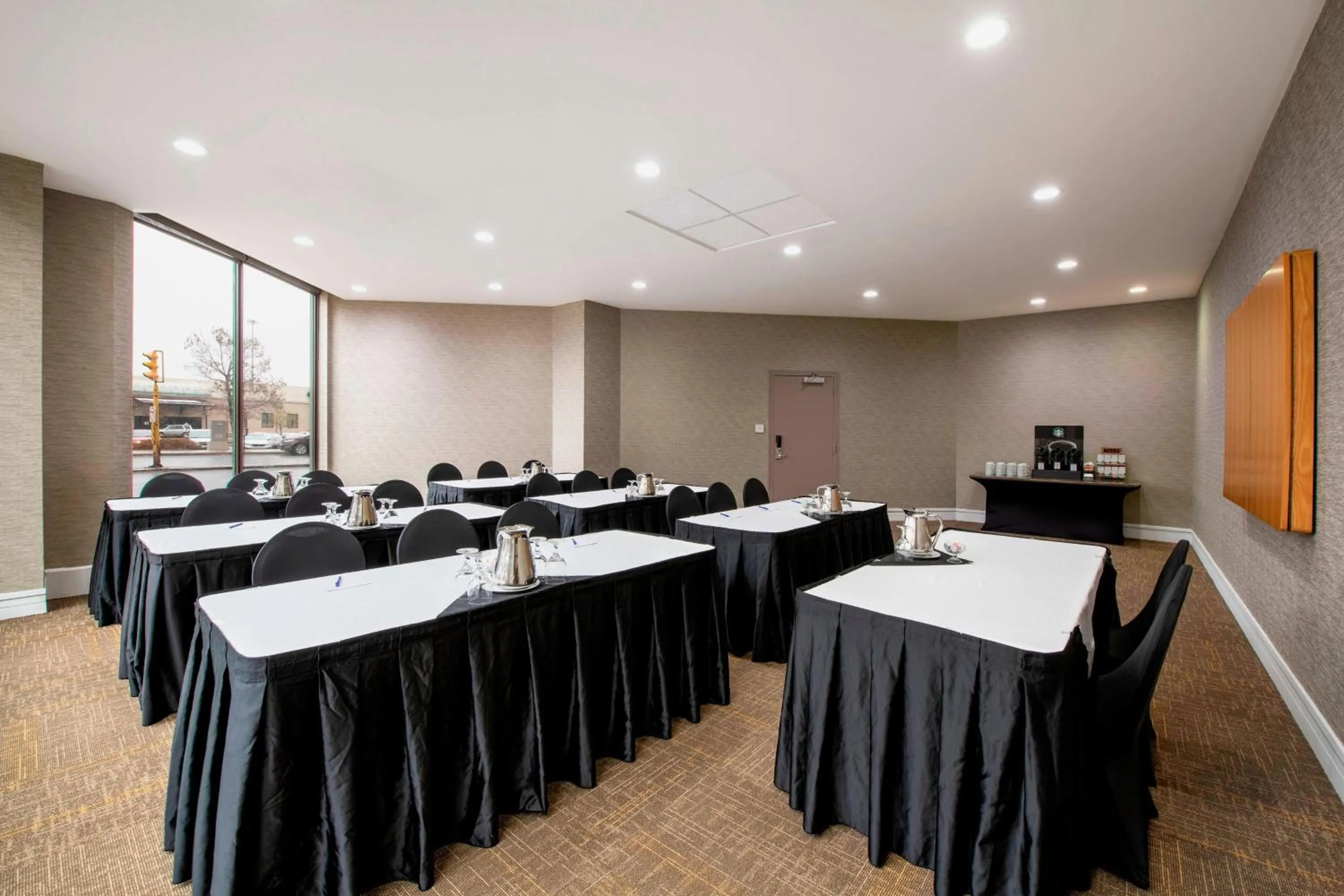 Meeting/conference room in Delta Hotels by Marriott Regina