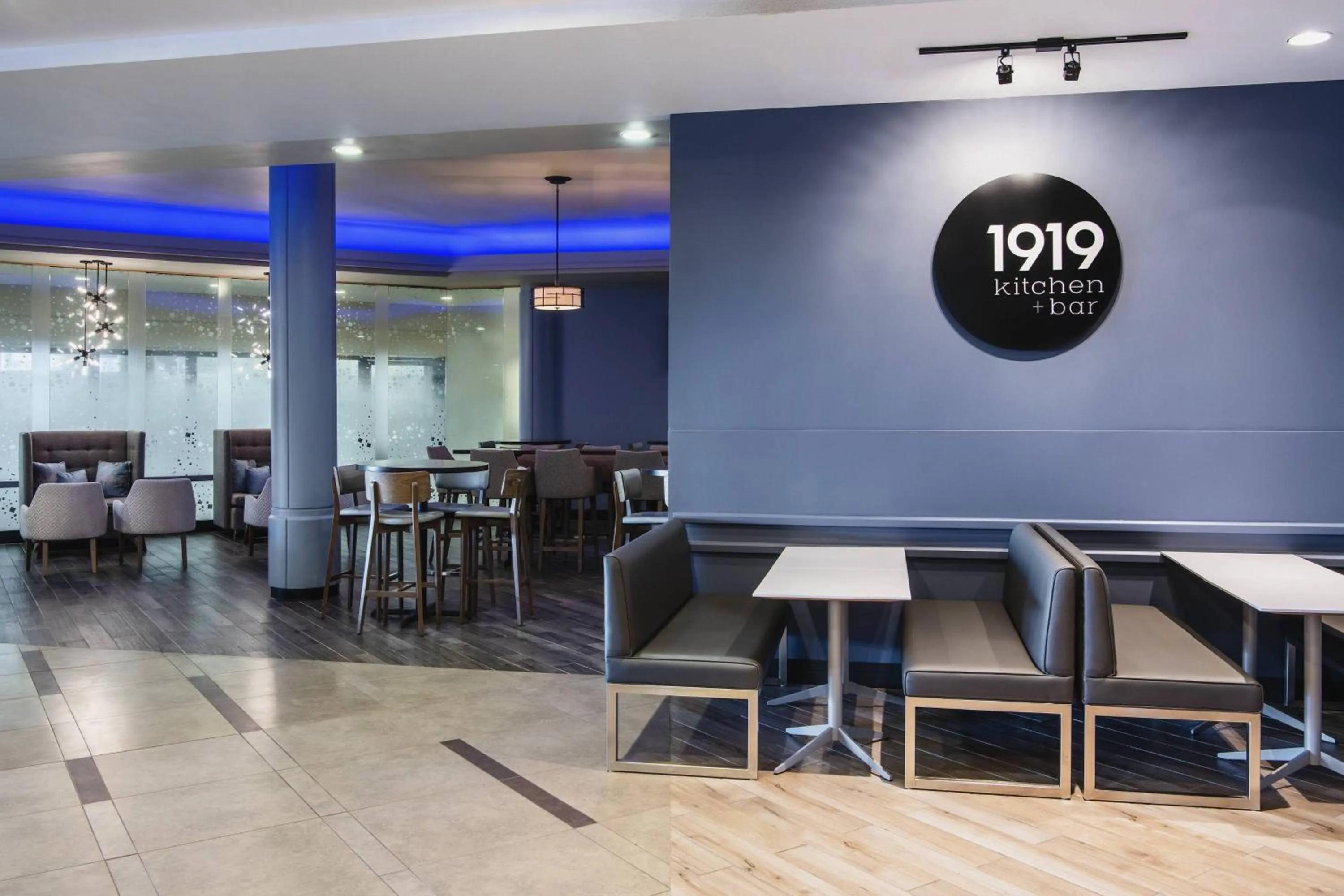 Lounge or bar in Delta Hotels by Marriott Regina