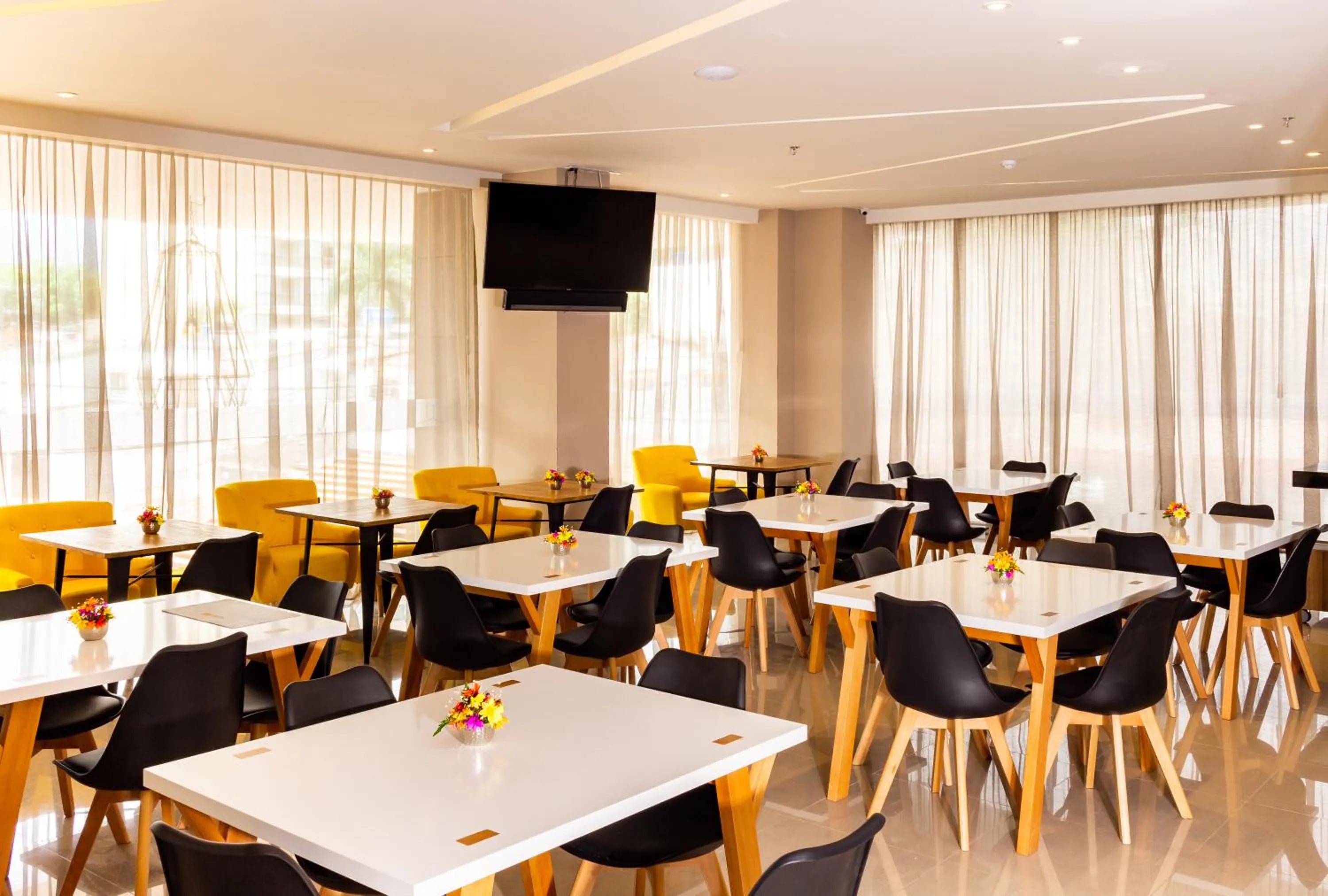 Restaurant/places to eat in Hotel F25