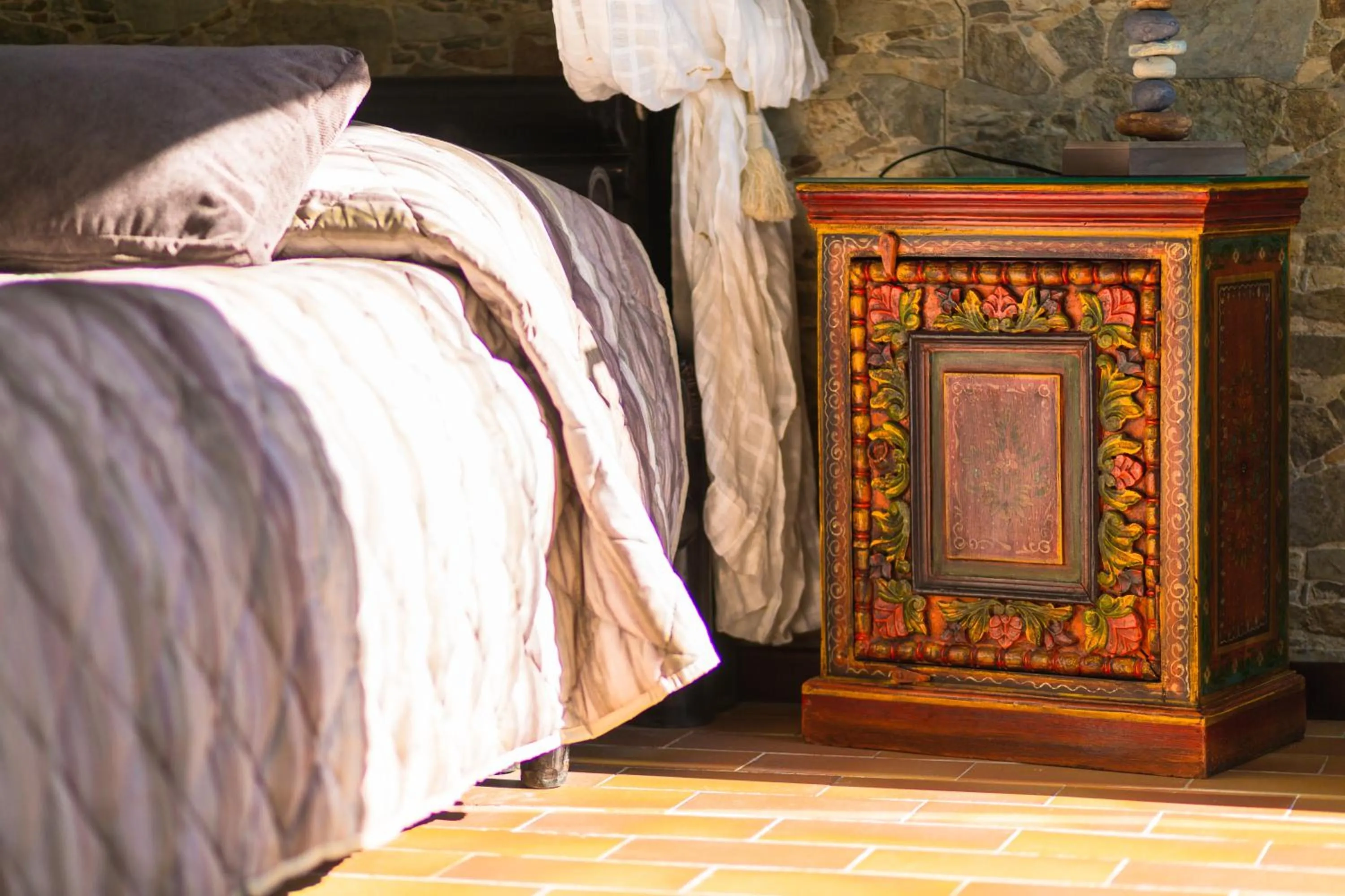 Decorative detail, Bed in B&B Il Folletto del Lago