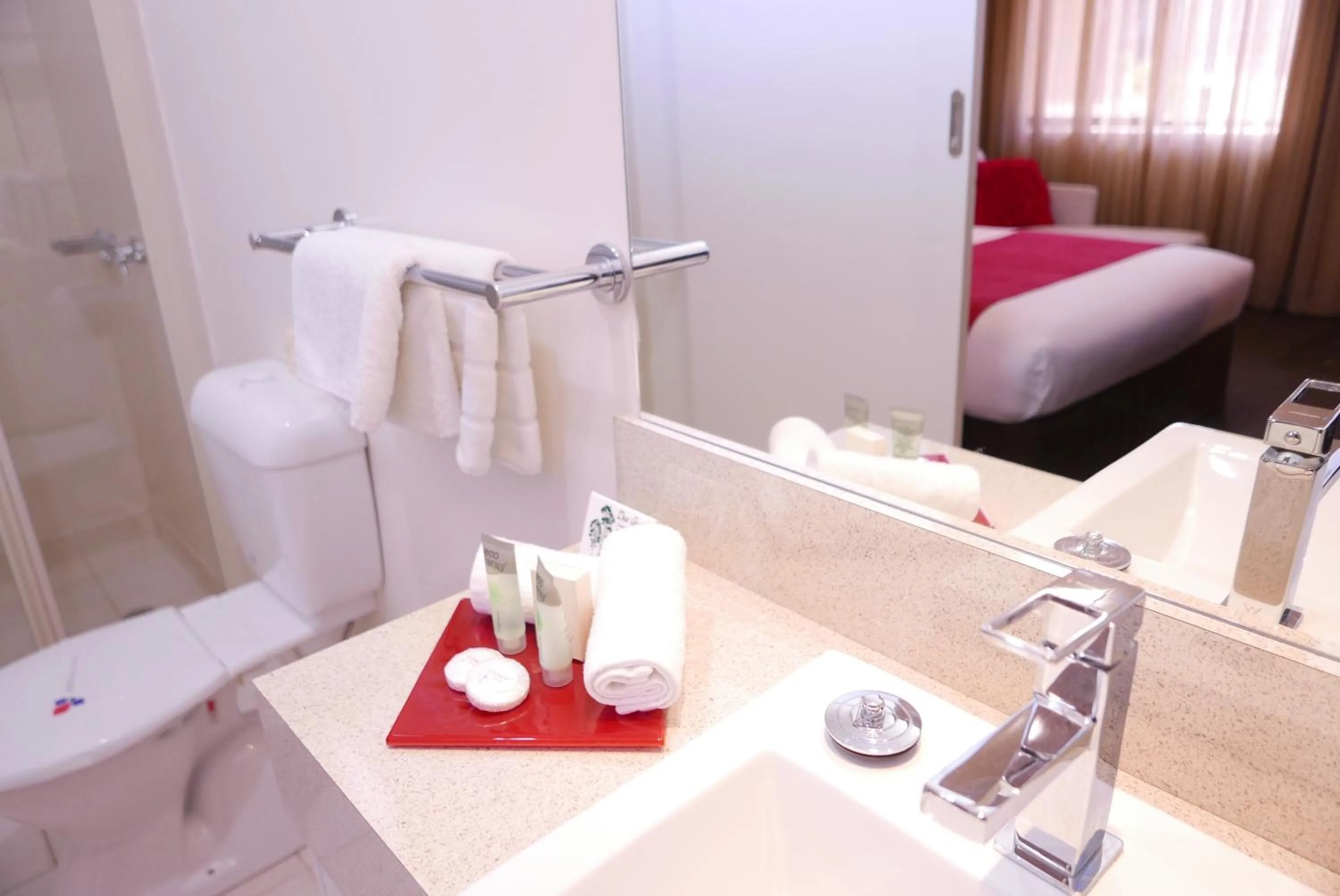 Bathroom, Bed in Junction Motel