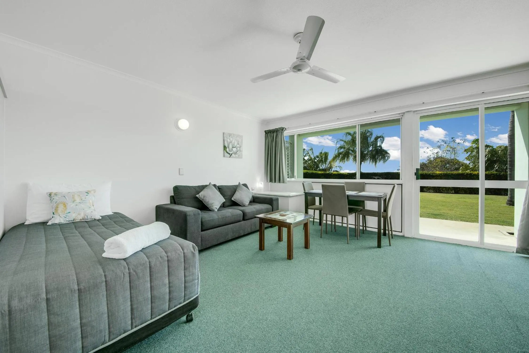 Living room in Reef Adventureland Motel