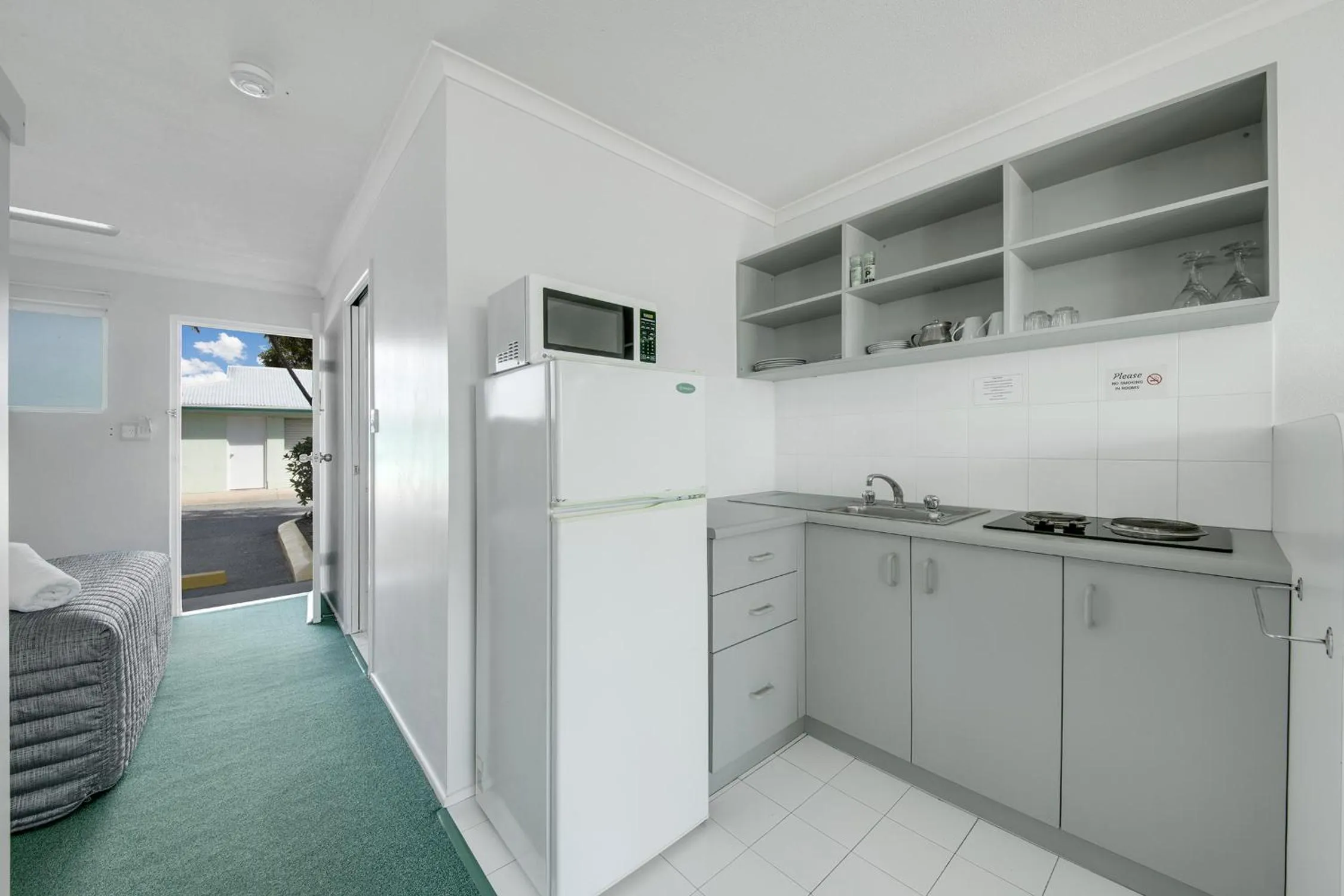 kitchen in Reef Adventureland Motel