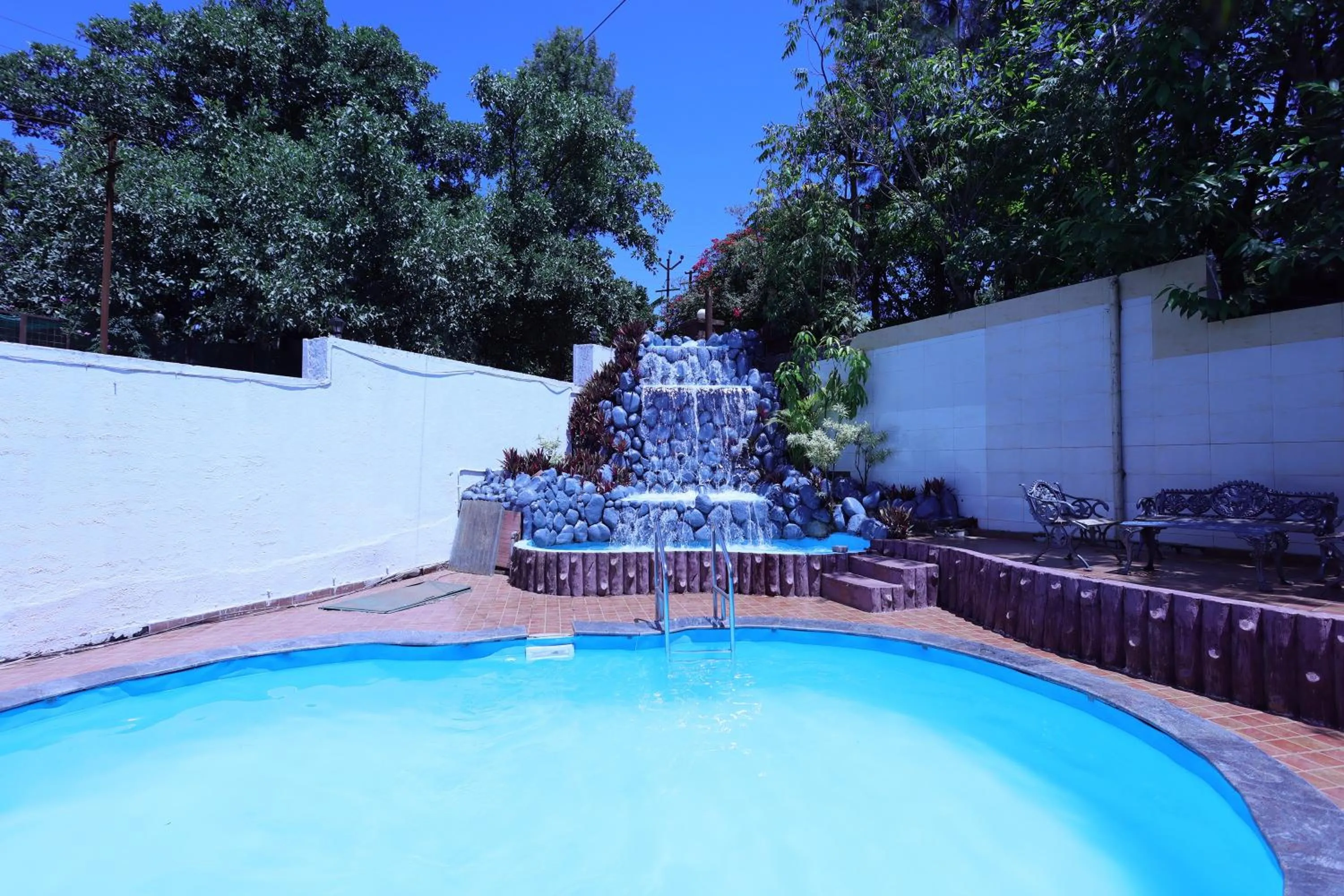 Swimming pool in Hotel King Garden