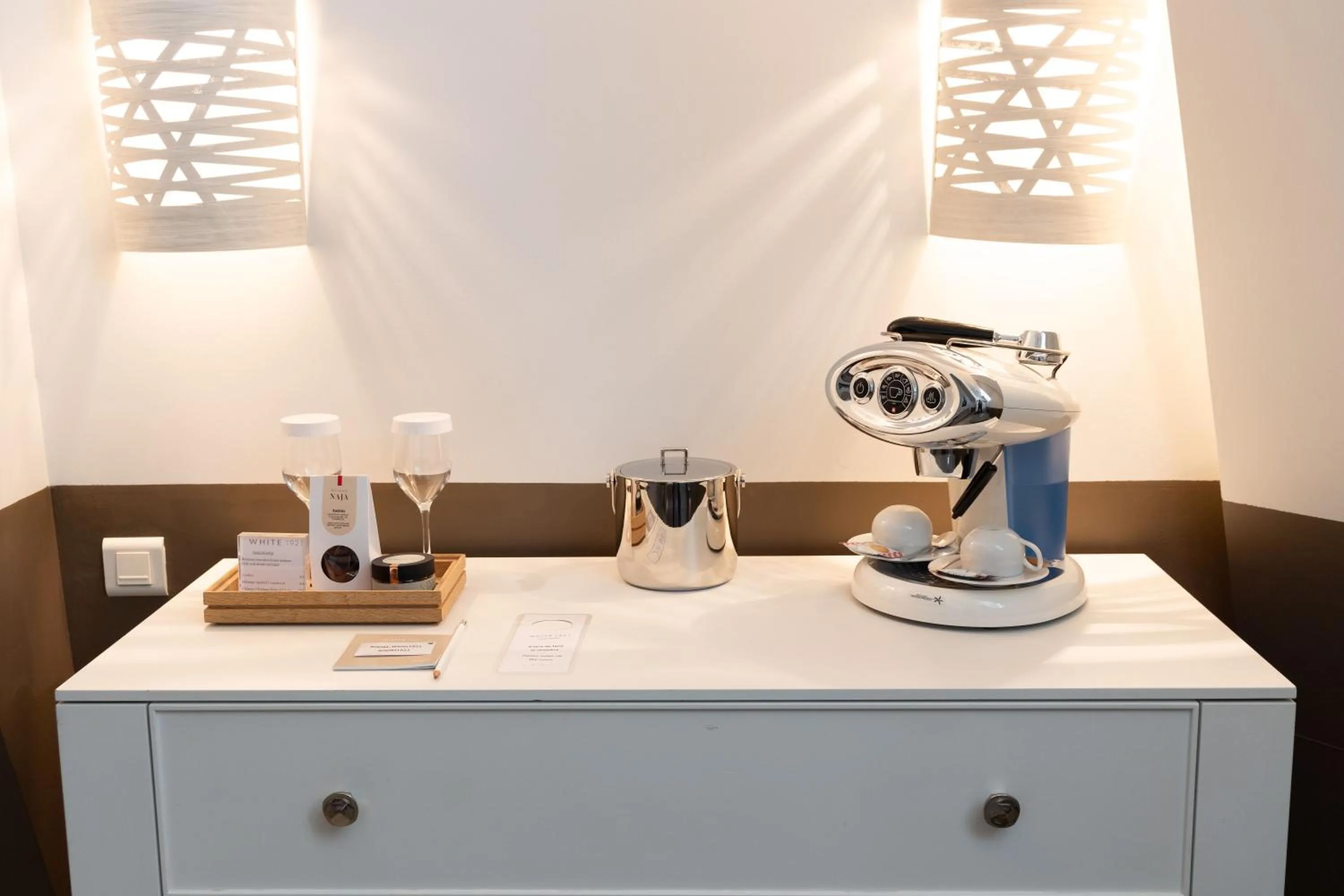 Coffee/tea facilities in White 1921