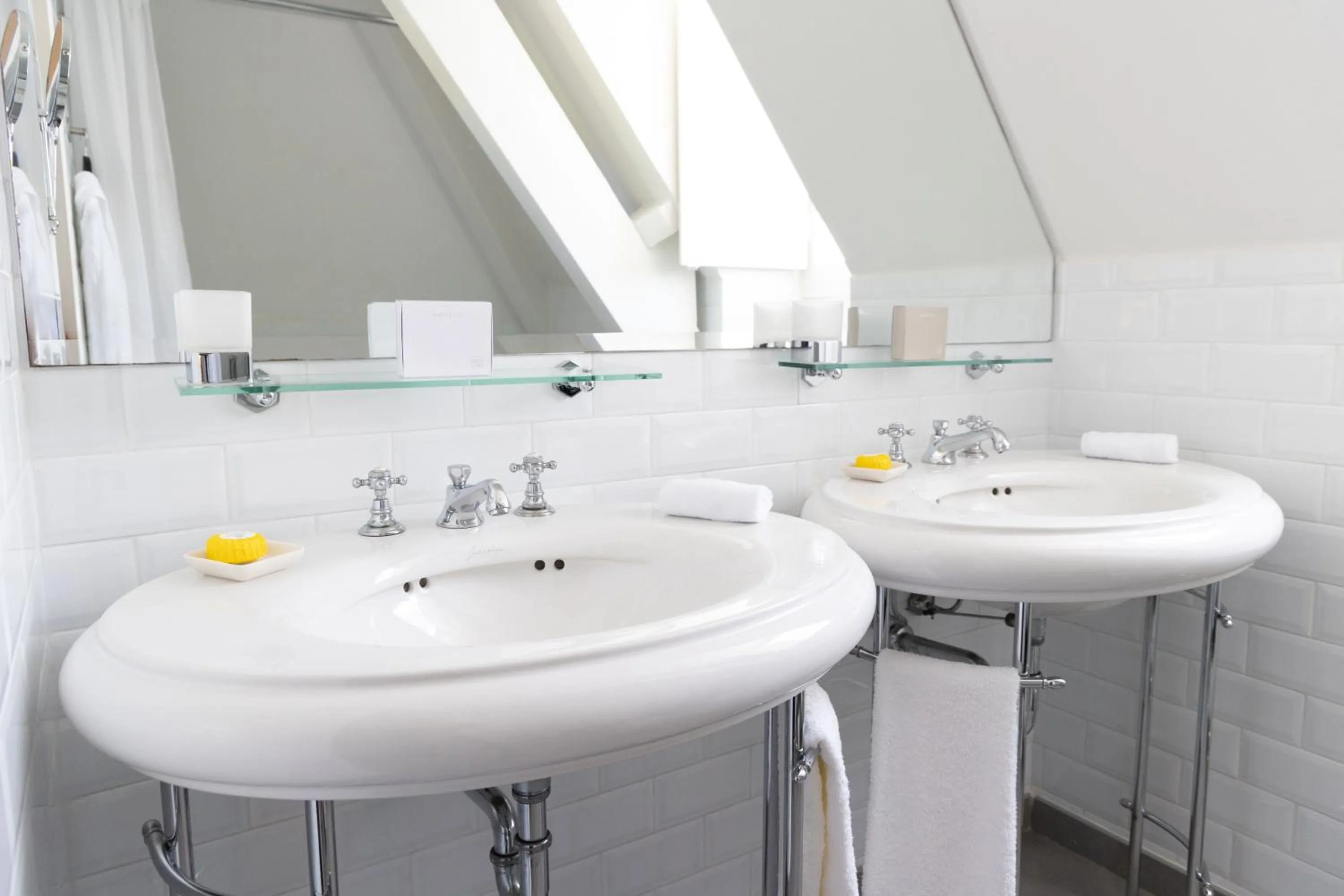 Bathroom in White 1921