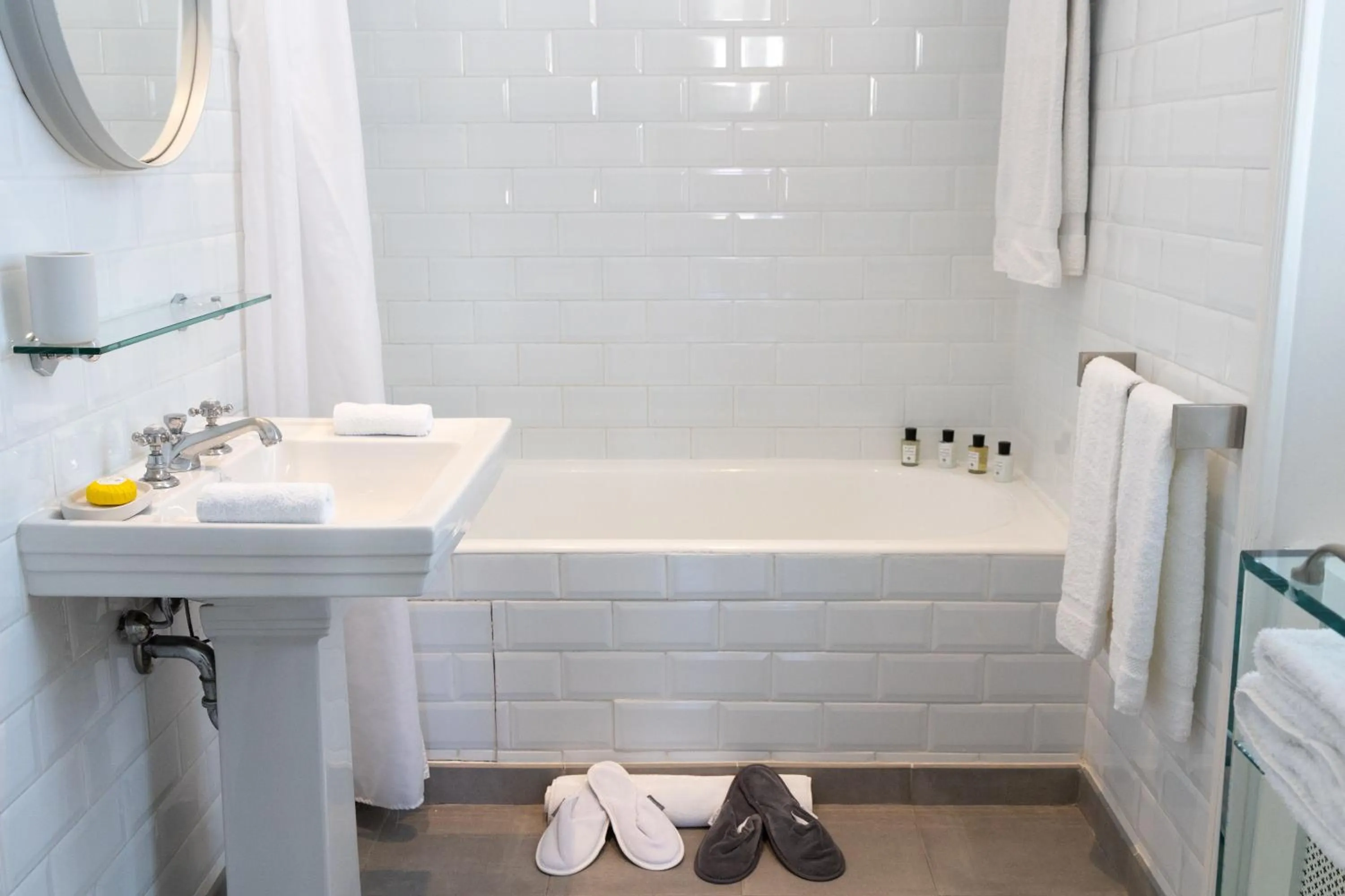 Bathroom in White 1921