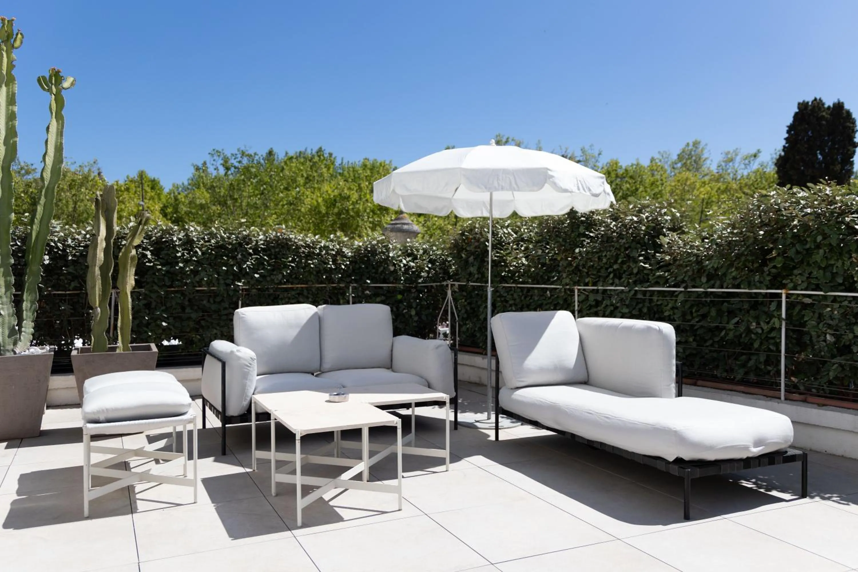 Balcony/Terrace in White 1921