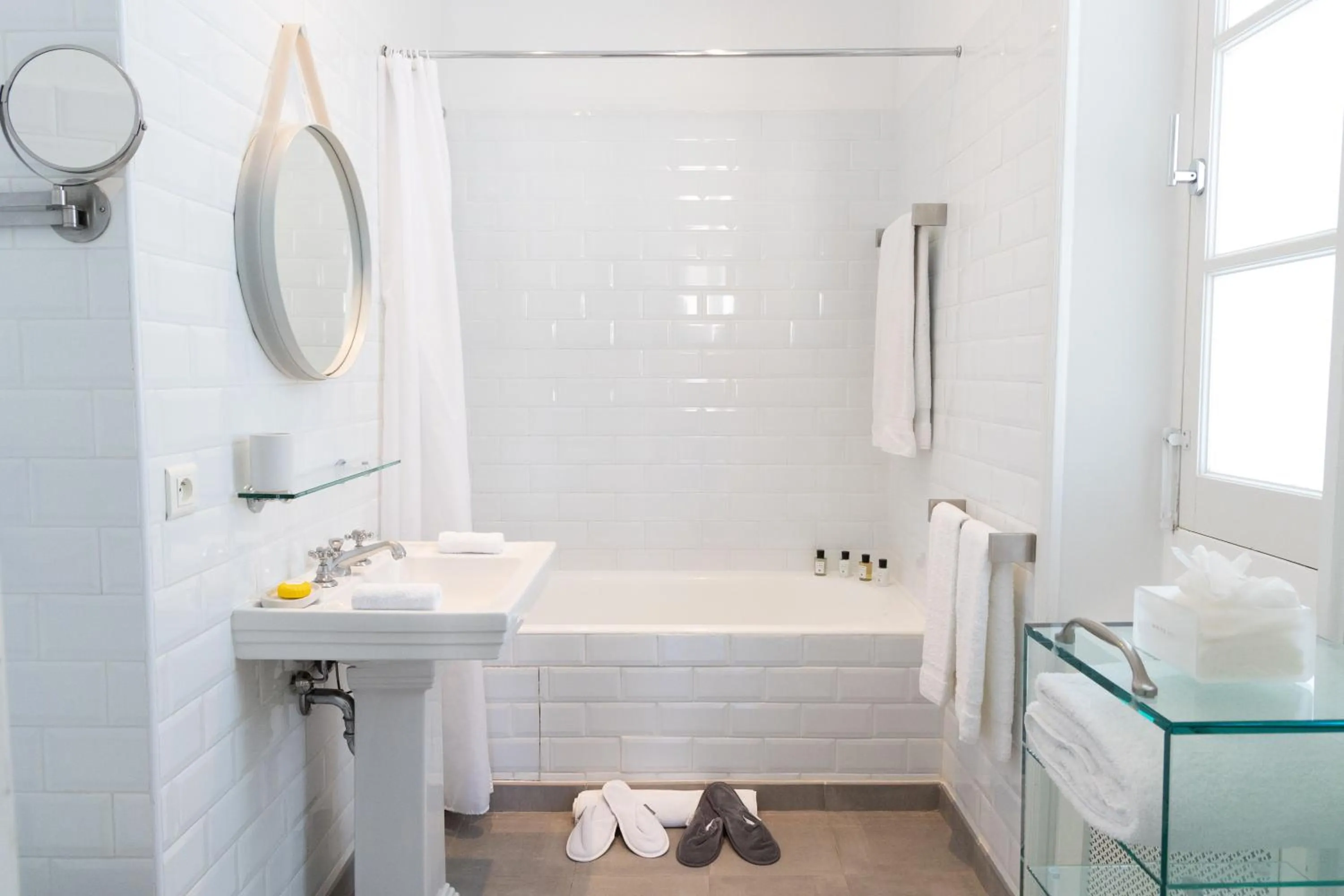 Bathroom in White 1921