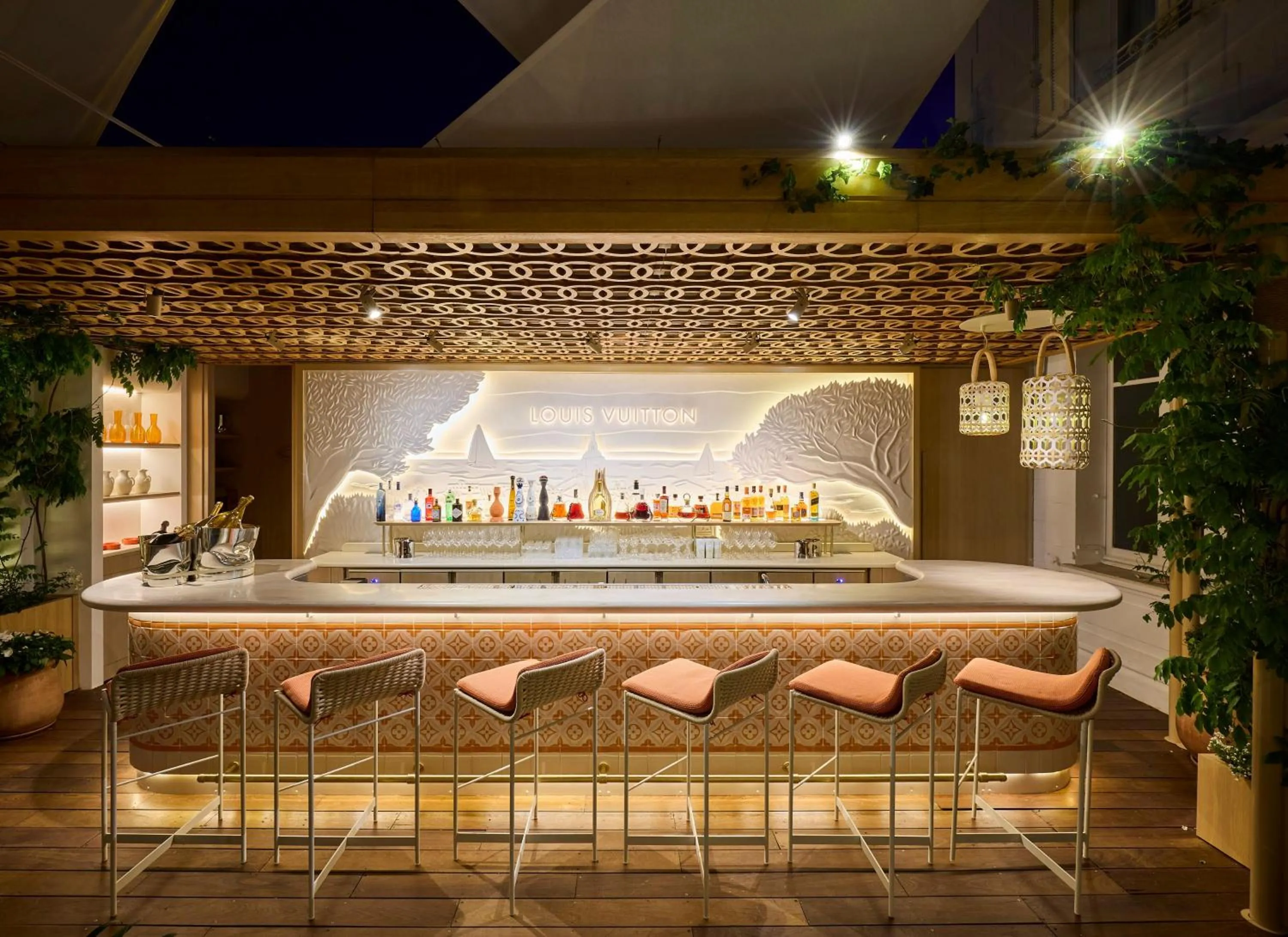 Lounge or bar in White 1921