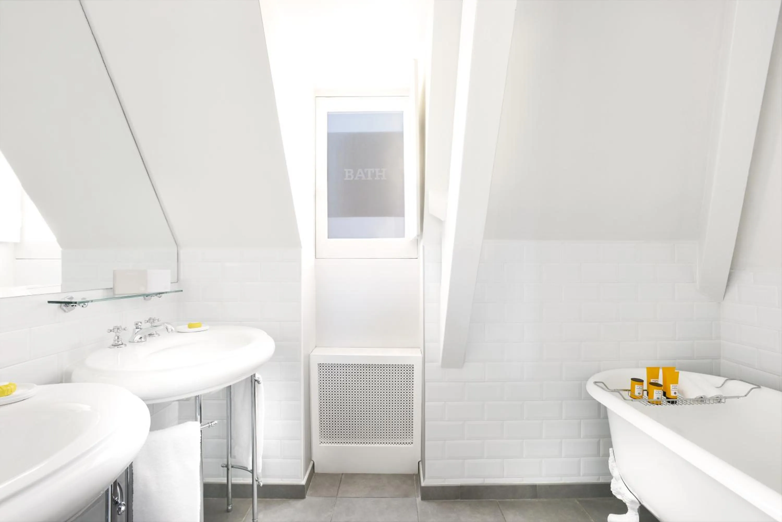 Bathroom in White 1921