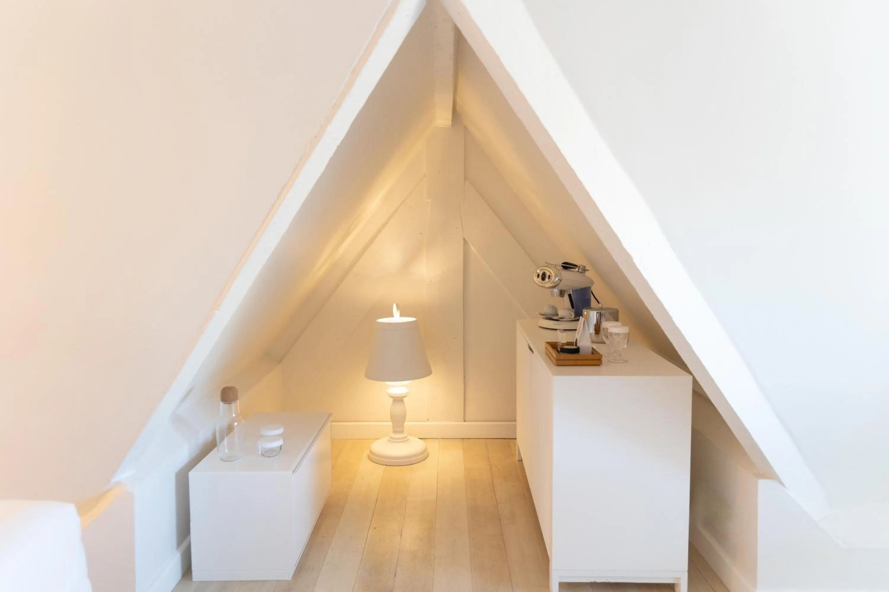 Photo of the whole room, Bed in White 1921