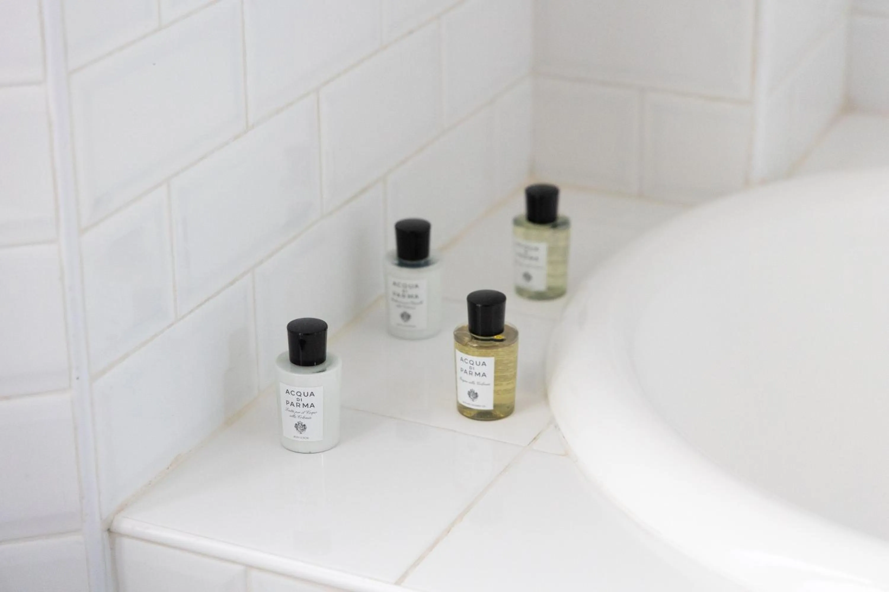 Bathroom in White 1921