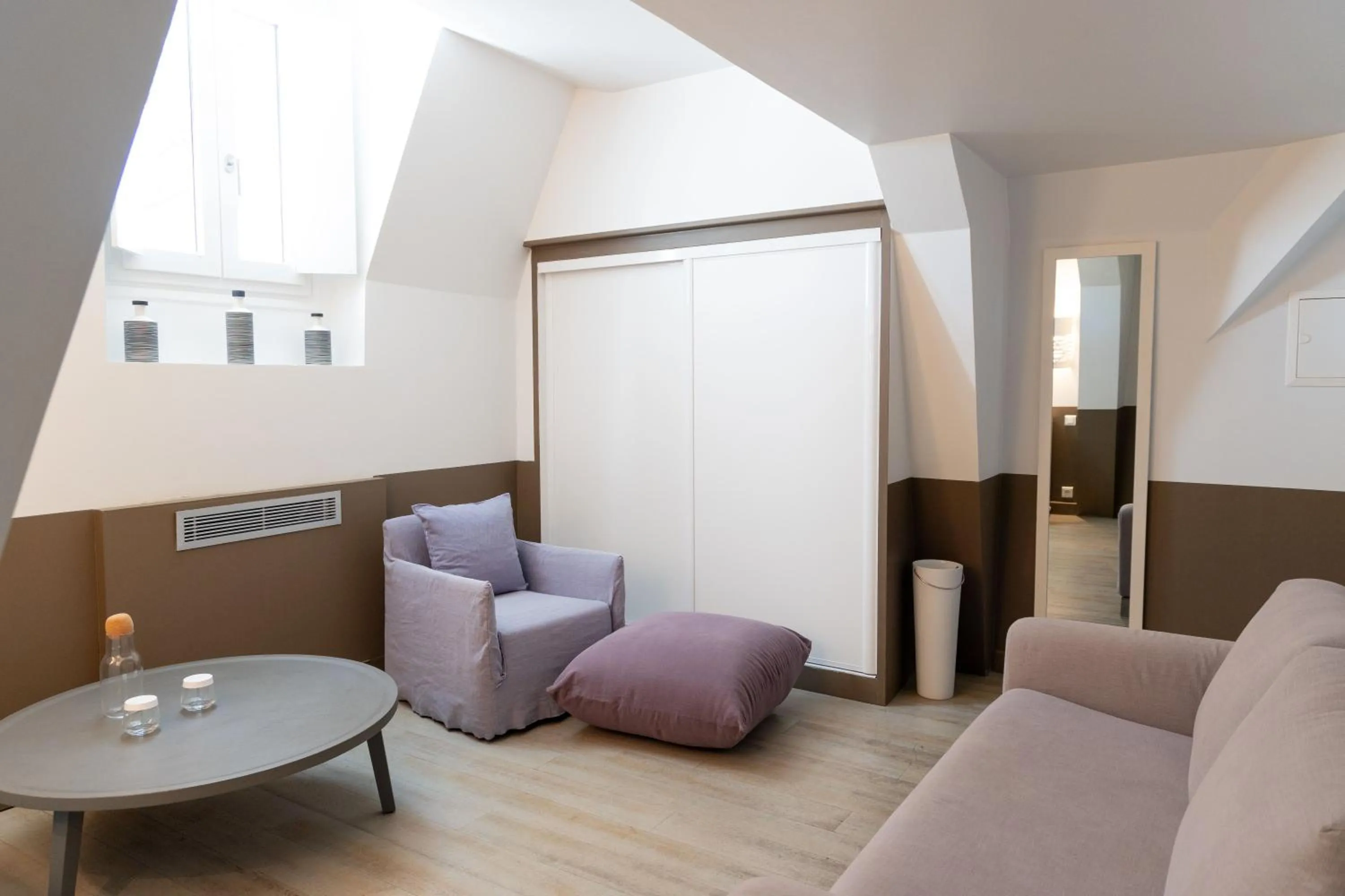 Living room in White 1921